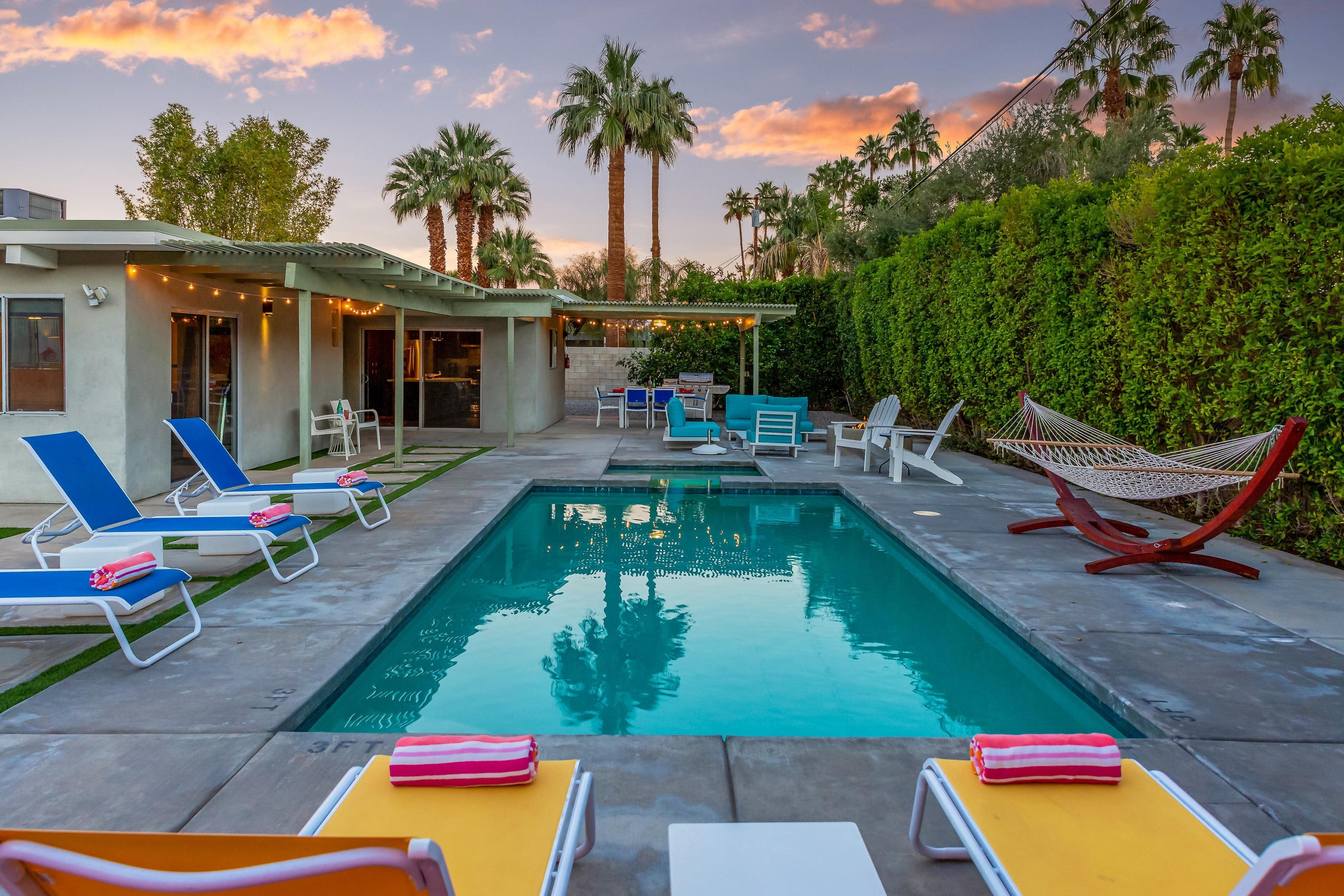 House Wind Cathedral: Luxury 4-Bedroom Apartment with Hot Tub and Pool, Cathedral City