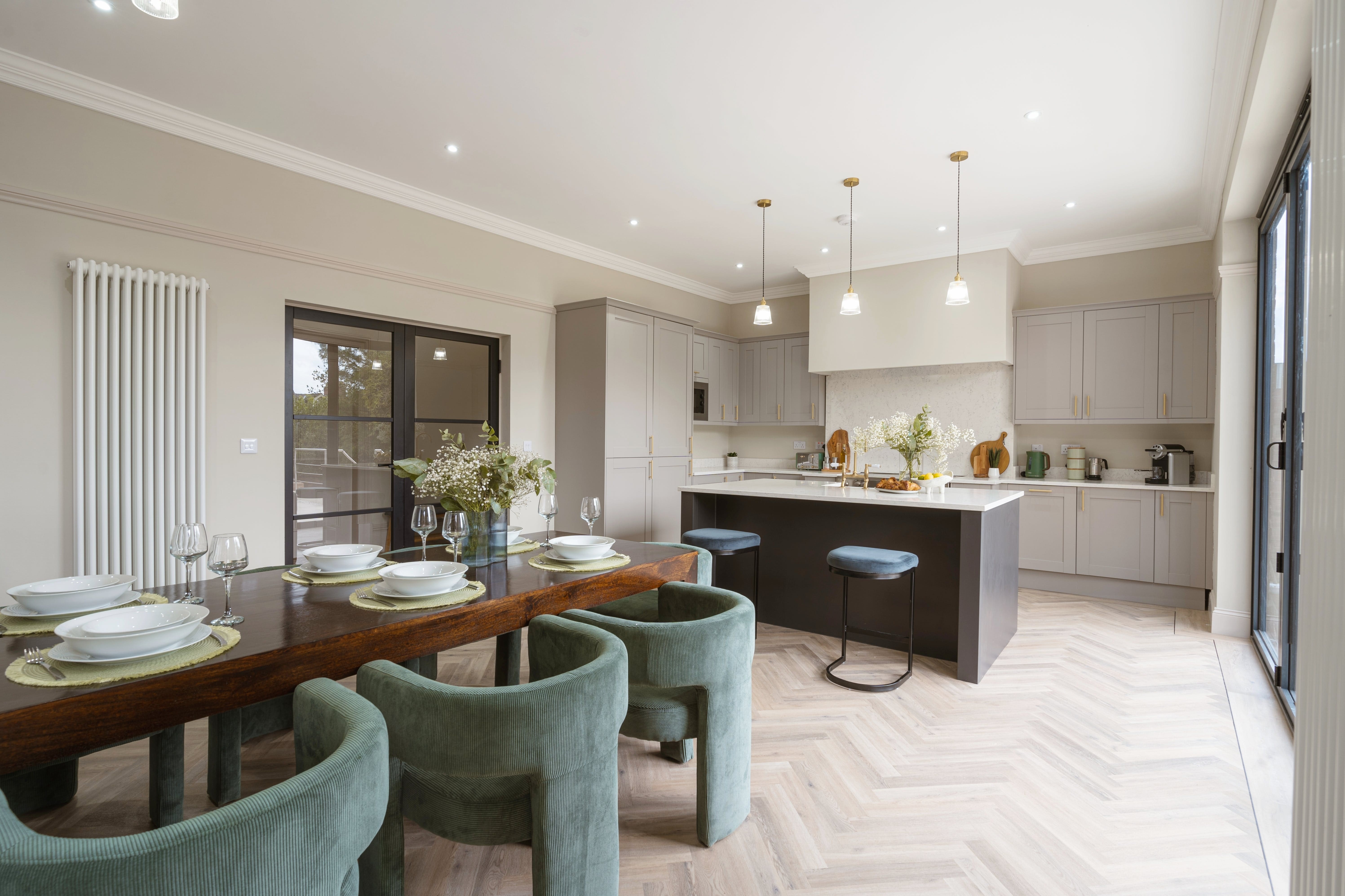 House Wolds Lincoln: Spacious 6-Bedroom Luxury Apartment with Hot Tub, Lincolnshire