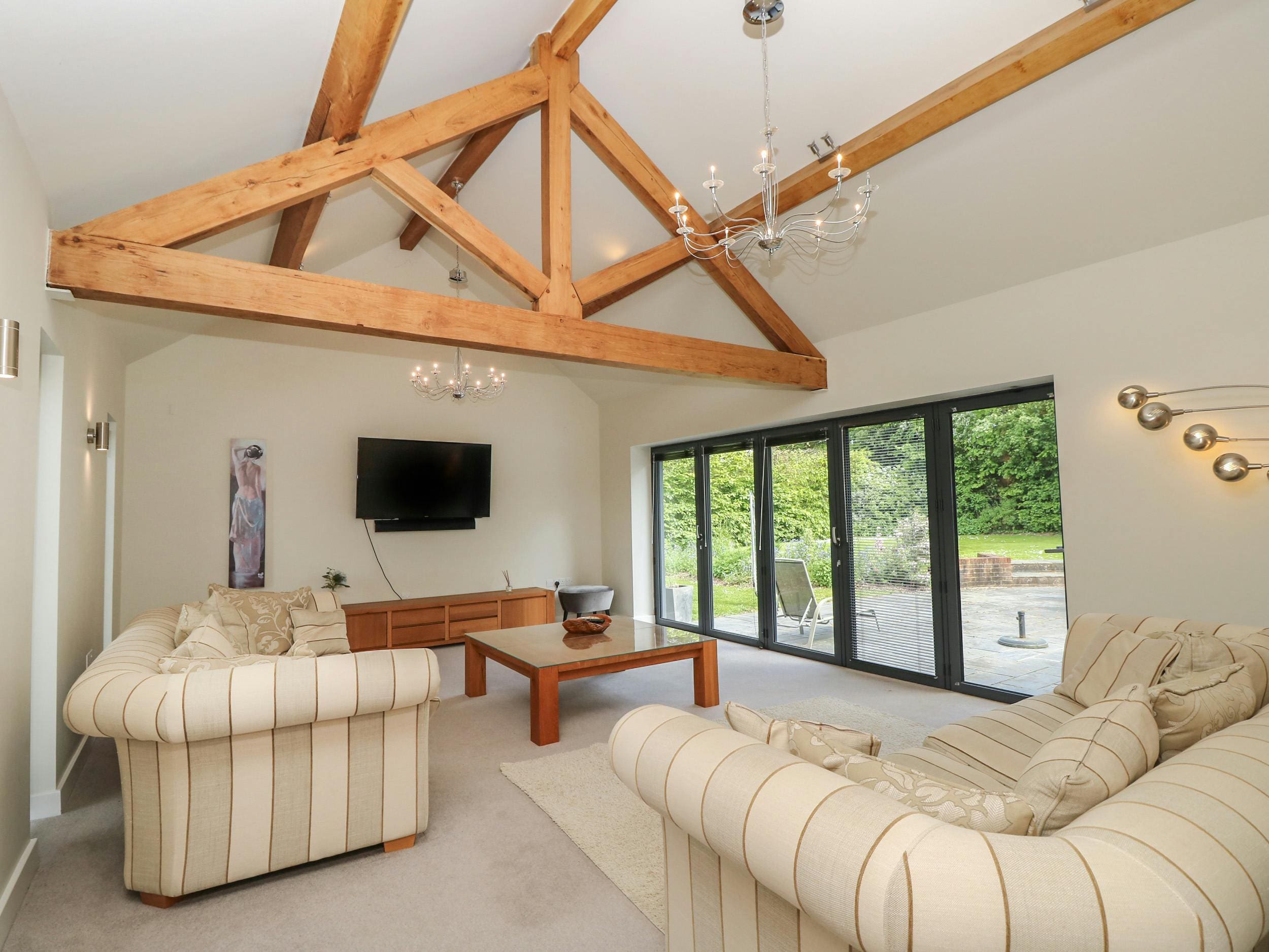 House Woodgreen Hampshire: Charming 3-Bedroom Luxury House with Family-Friendly Features, Hampshire