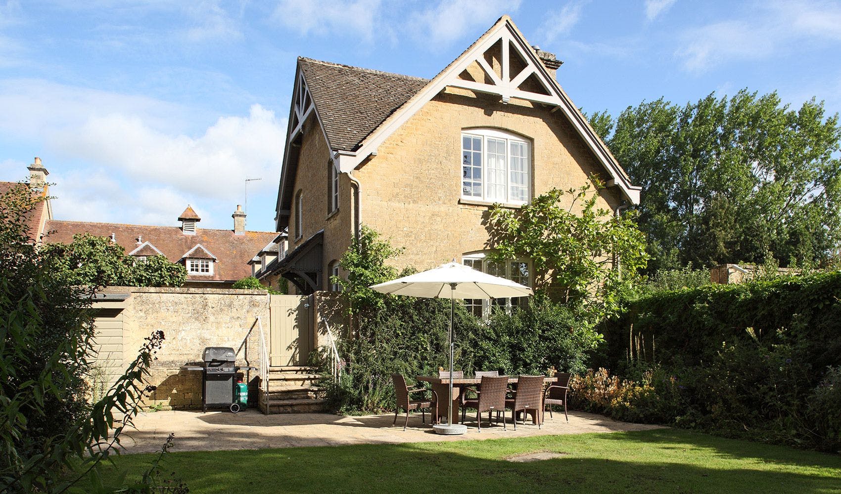 House Wychwood Oxfordshire The Cotswolds: Charming 3-Bedroom Golf Villa with Pool, Oxfordshire