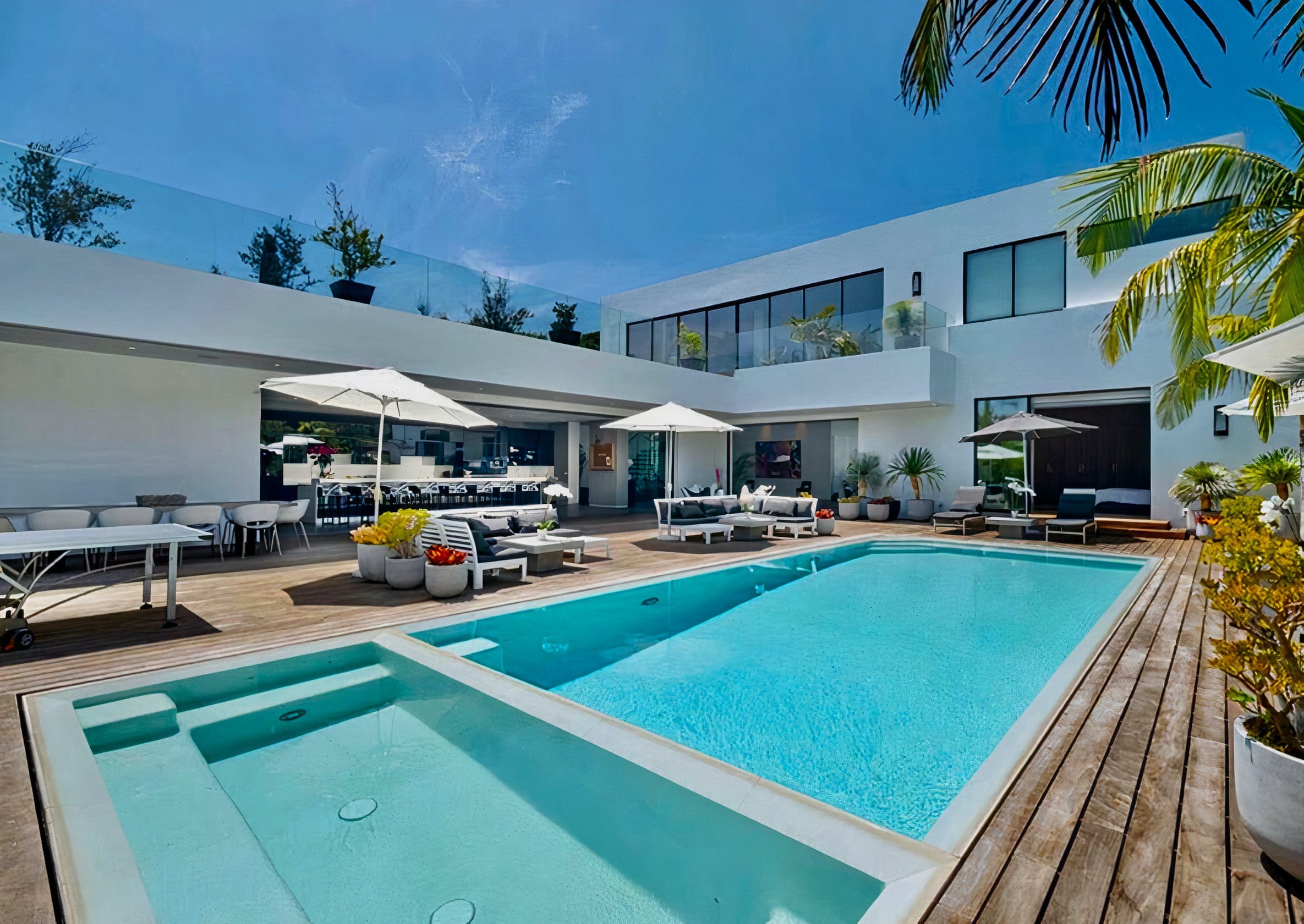 House Yucca BeverlyCrest: Luxury 7-Bedroom Apartment with Pool and Hot Tub, Los Angeles