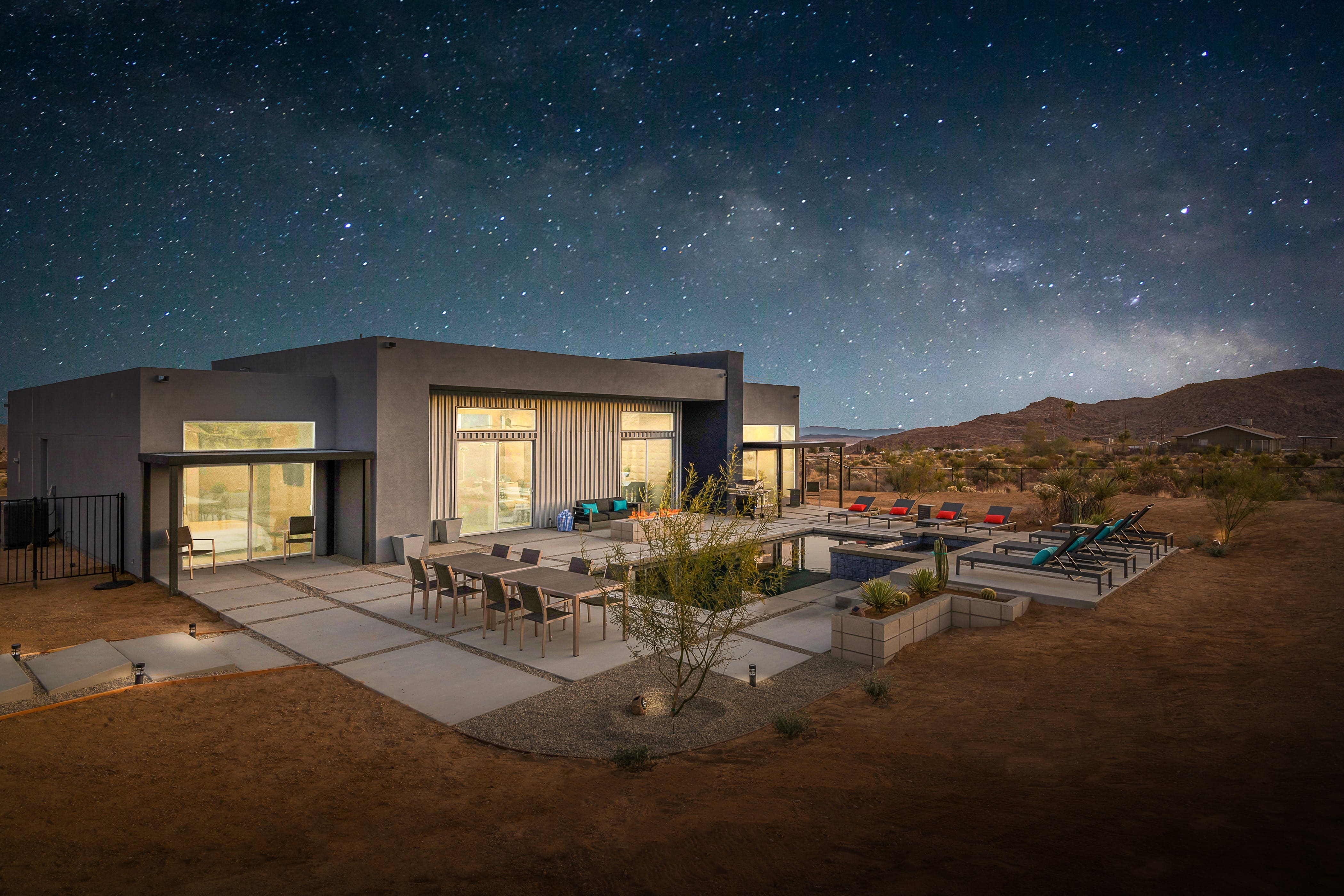 House Yucca Joshua: Luxury 5-Bedroom House with Hot Tub and Pool, Joshua Tree