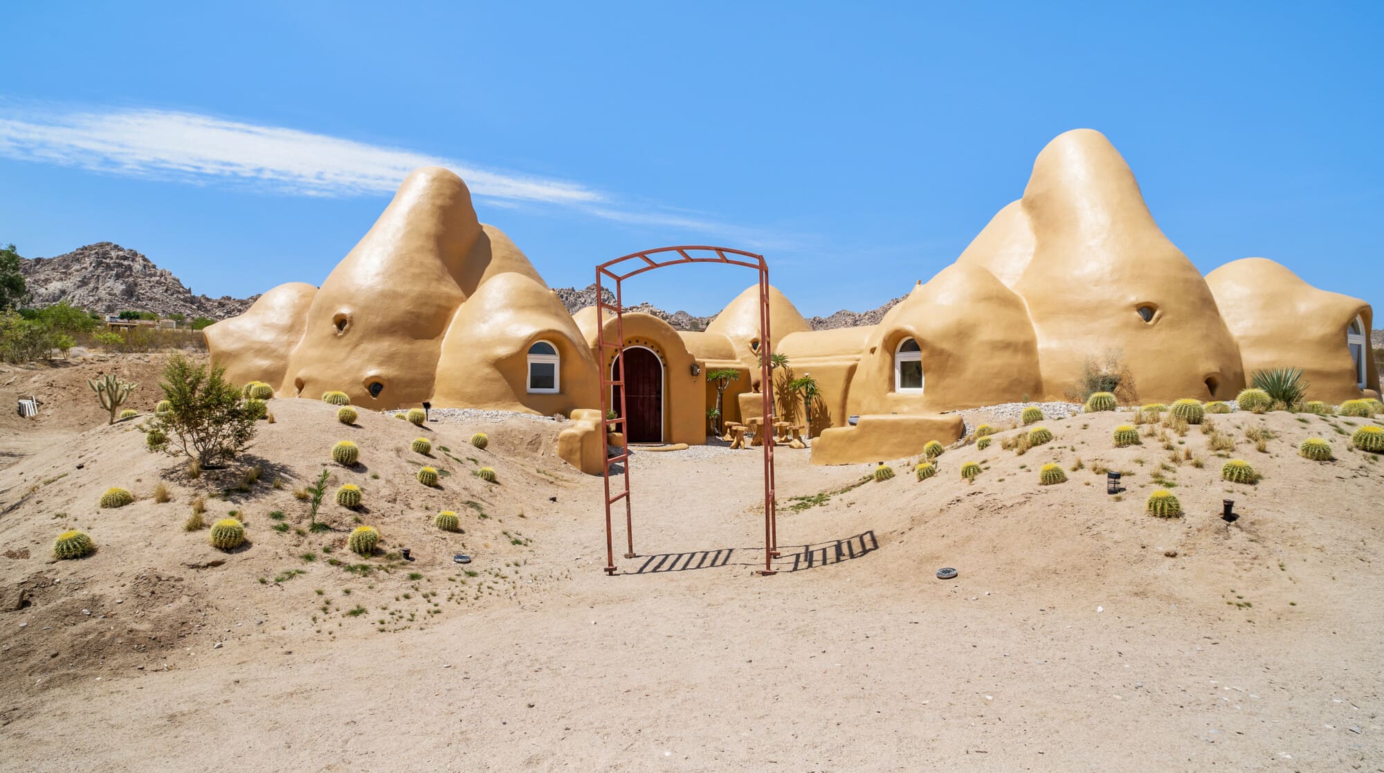 House Yucca JoshuaTree: Luxury 4-Bedroom Villa with Hot Tub and Pool, Joshua Tree