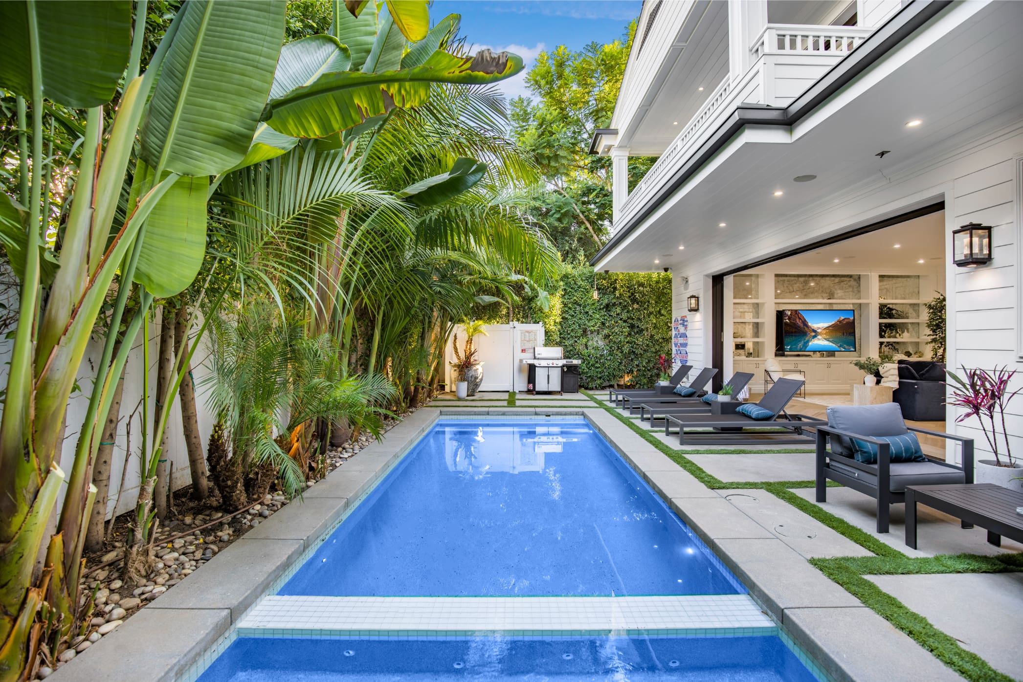 House Yucca Melrose: Luxury 5-Bedroom Villa with Pool and Hot Tub, Los Angeles