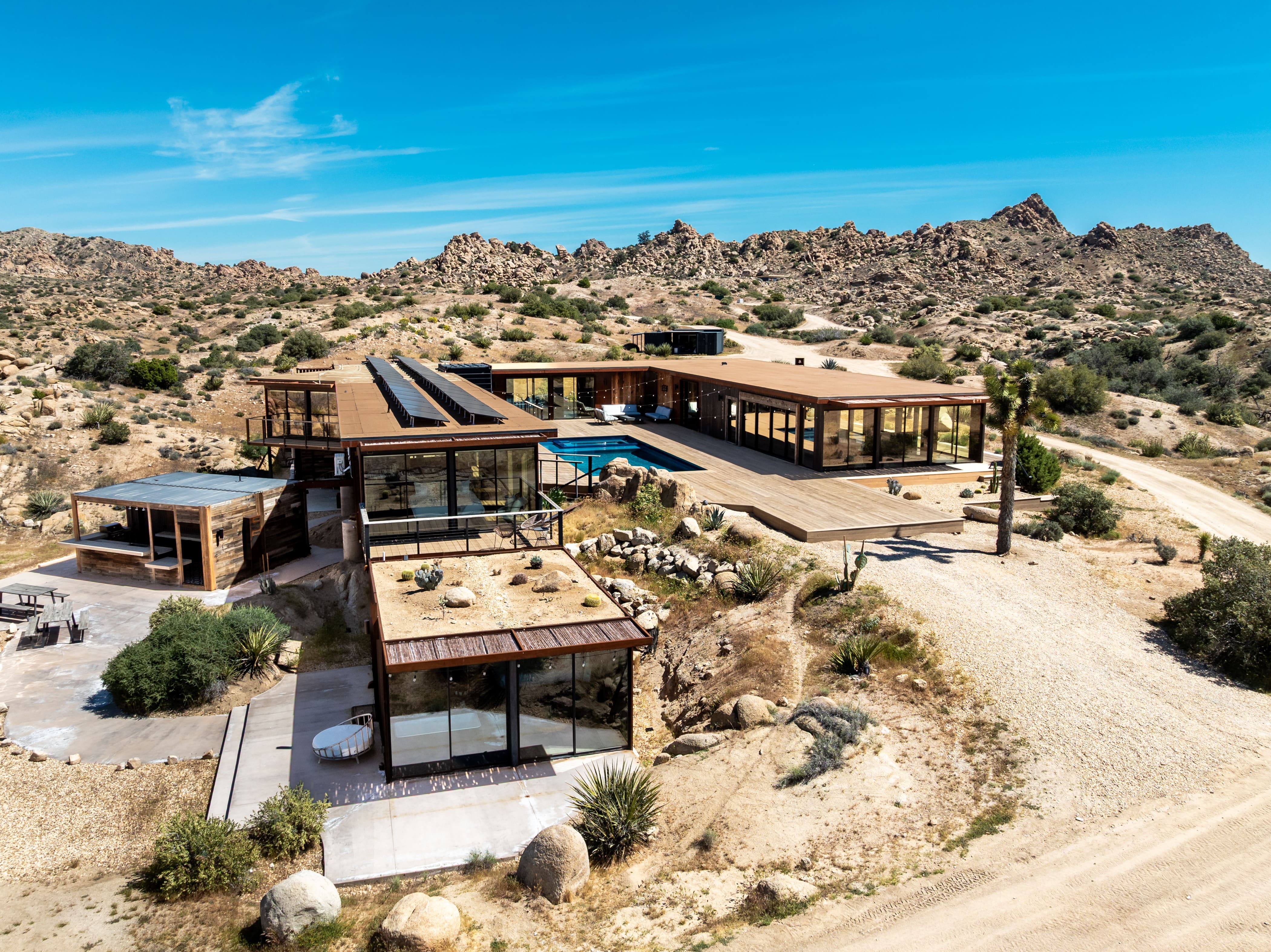 House Yucca Pioneertown Pioneertown: Luxury 6-Bedroom Villa with Pool and Hot Tub, Joshua Tree