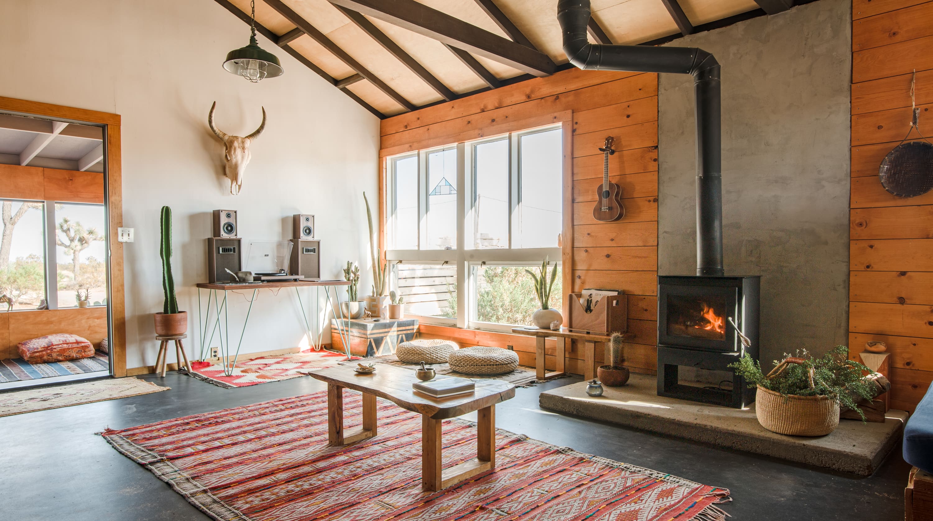 House Yucca Pioneertown: Spacious 5-Bedroom Safari Lodge with Hot Tub, Joshua Tree