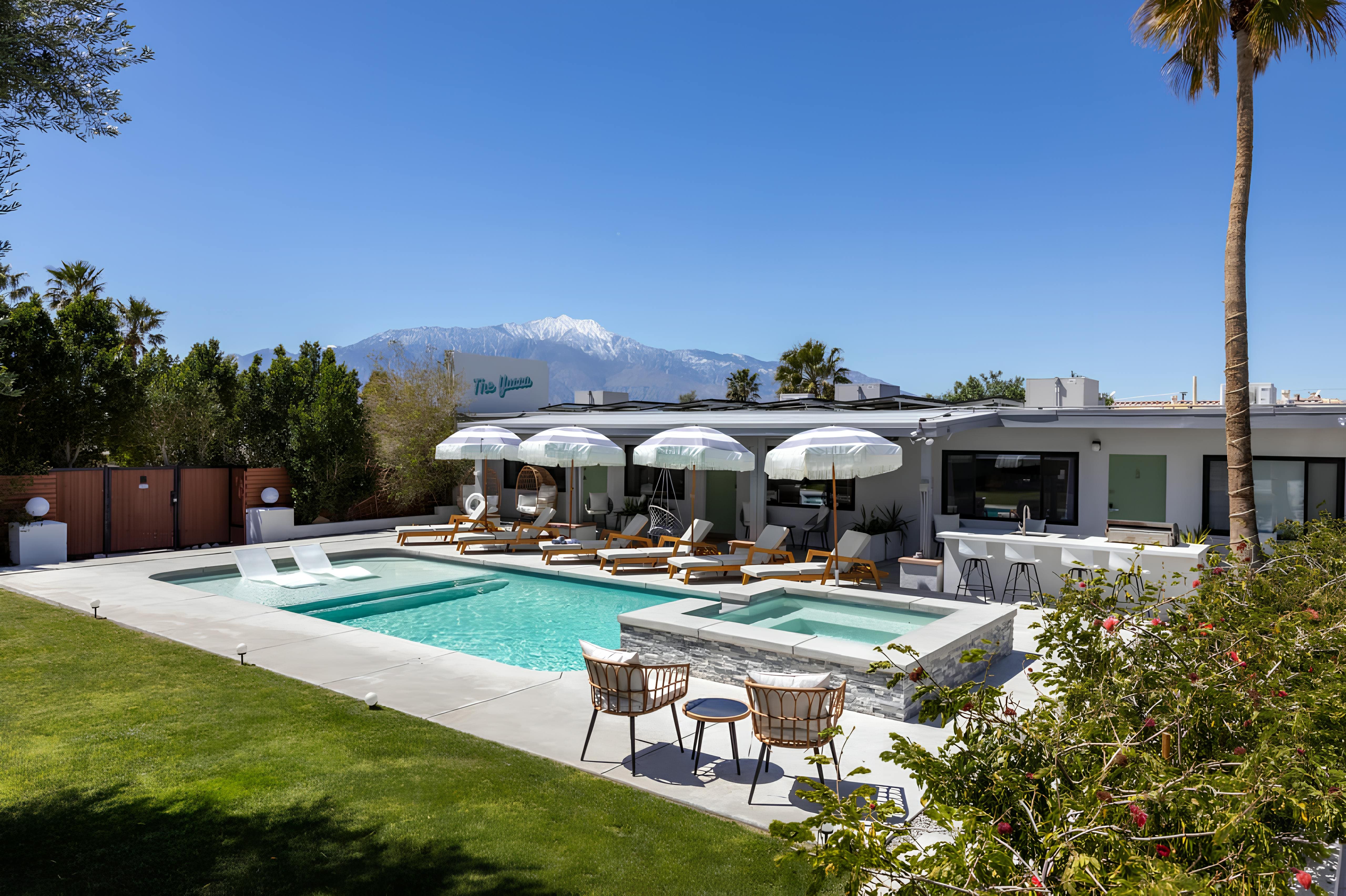 House Yucca Springs: Spacious 8-Bedroom Luxury House with Pool and Hot Tub, Desert Hot Springs