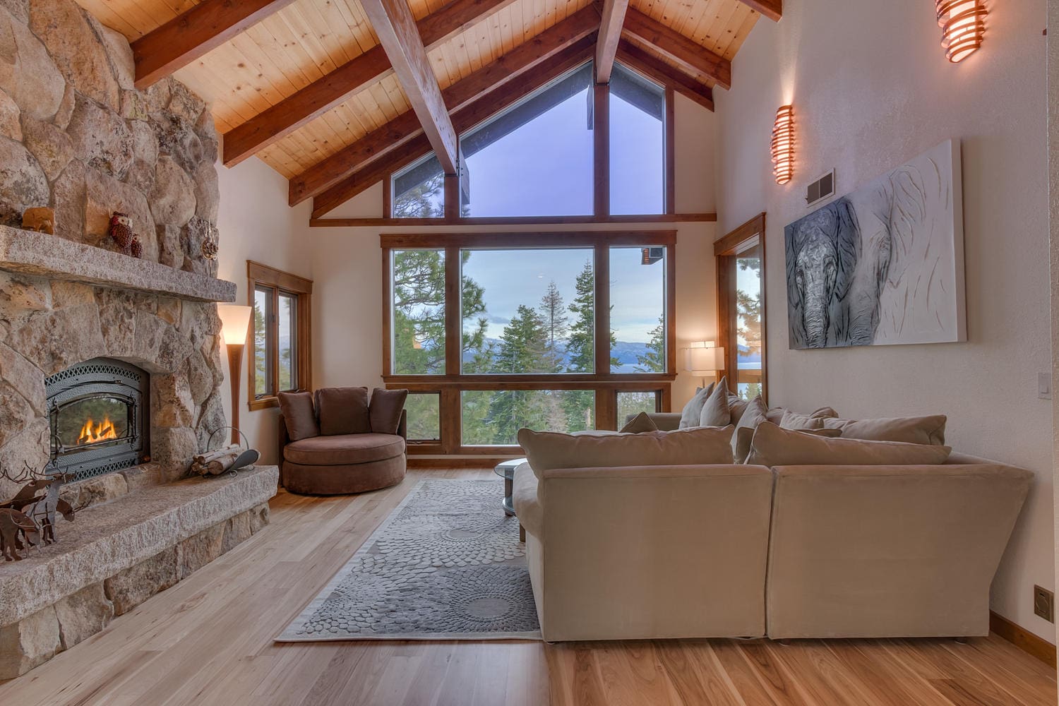 House Zephyr Tahoe: Spacious 6-Bedroom Luxury Villa with Hot Tub, Tahoe Vista