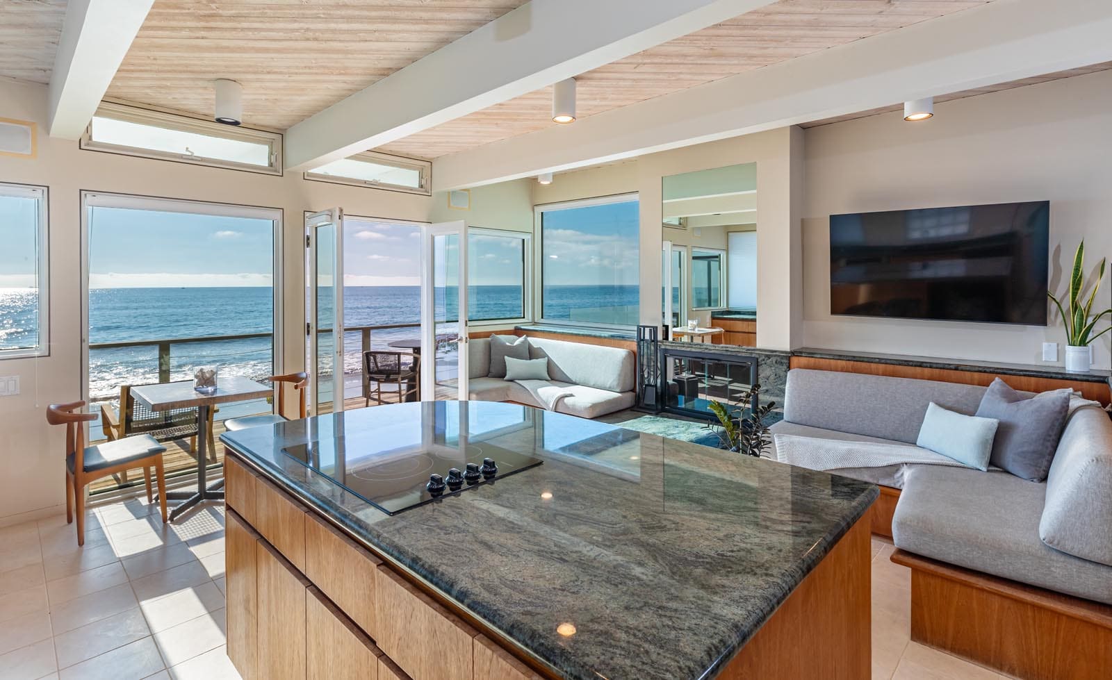 House Zuma Malibu Malibu 8: 3-Bedroom Beachfront Luxury Apartment with Seaviews, Malibu