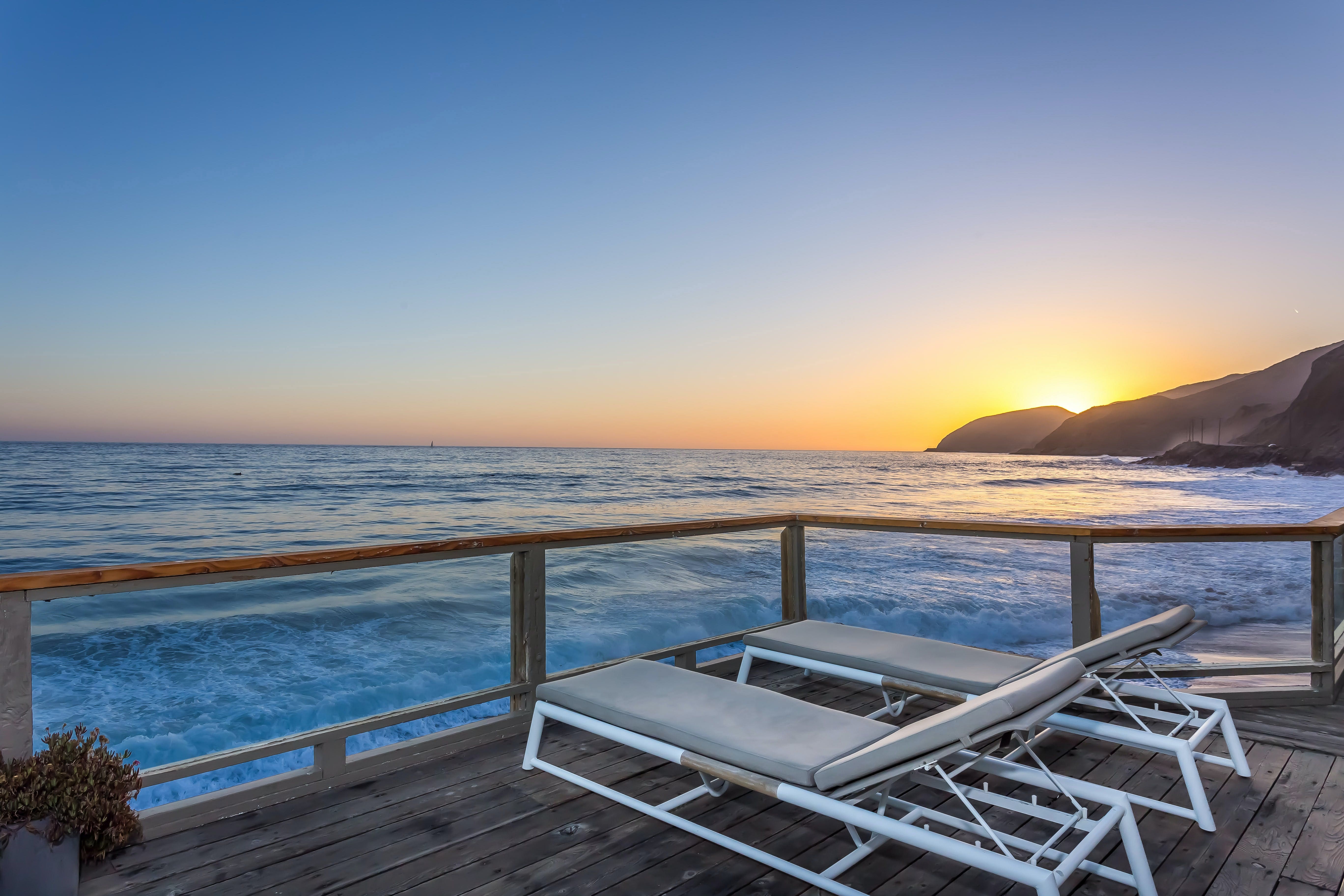 House Zuma Malibu Malibu 9: Luxury 5-Bedroom Beachfront Apartment with Sea Views, Malibu