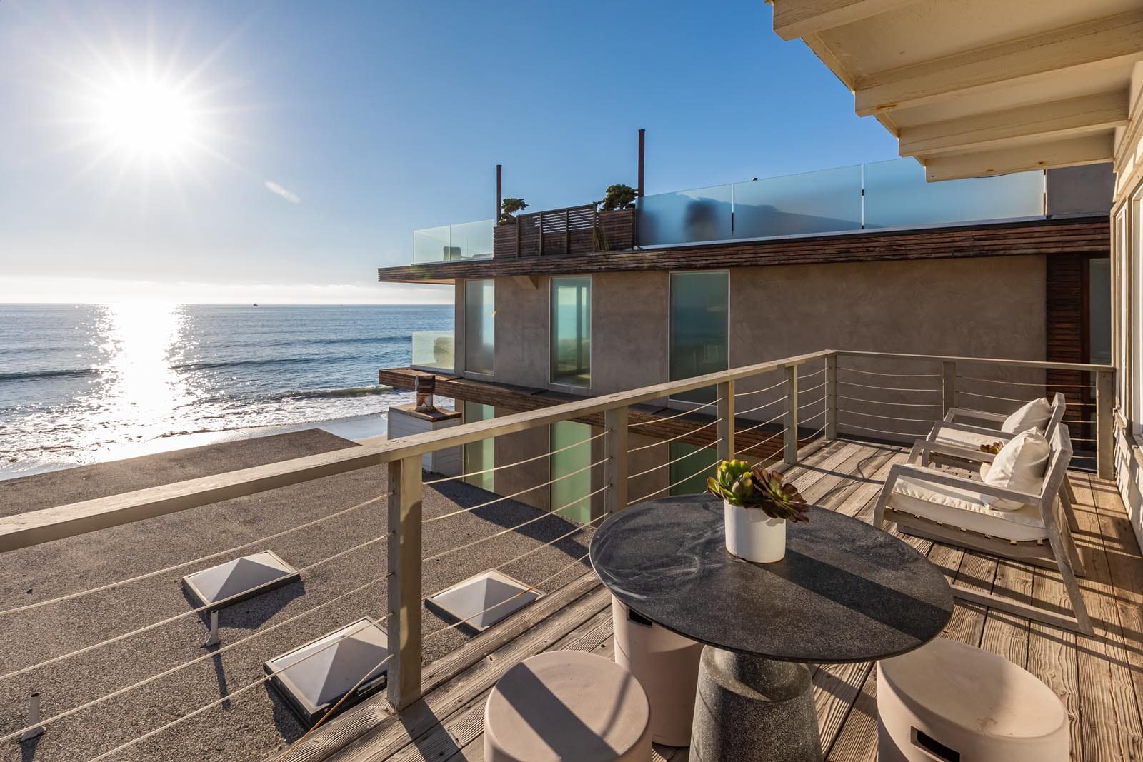 House Zuma Malibu Malibu: Luxury 2-Bedroom Beachfront Apartment with Seaview, Malibu