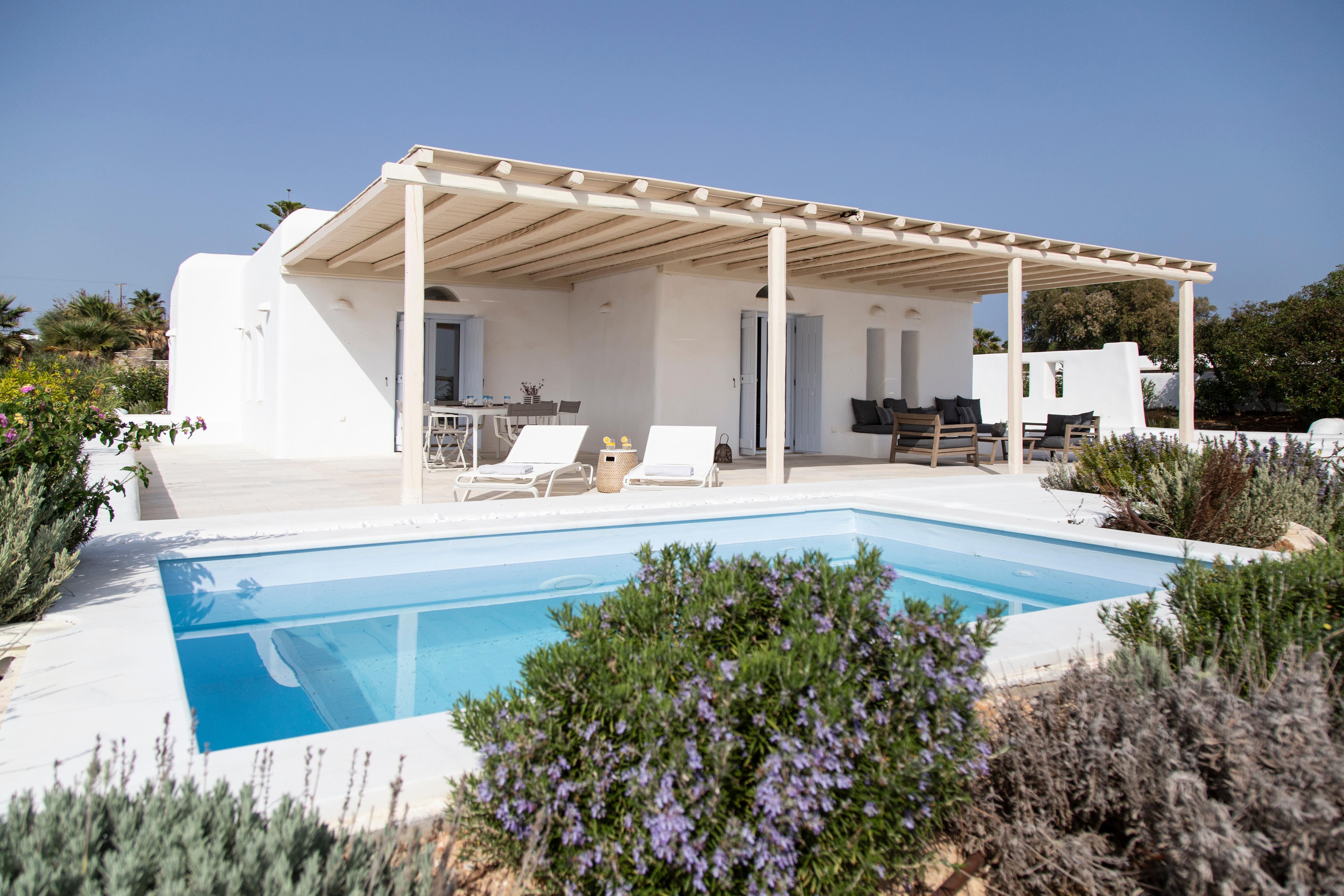 Kallisti Apothiki: Luxury 4-Bedroom Apartment with Beachfront Access, Paros