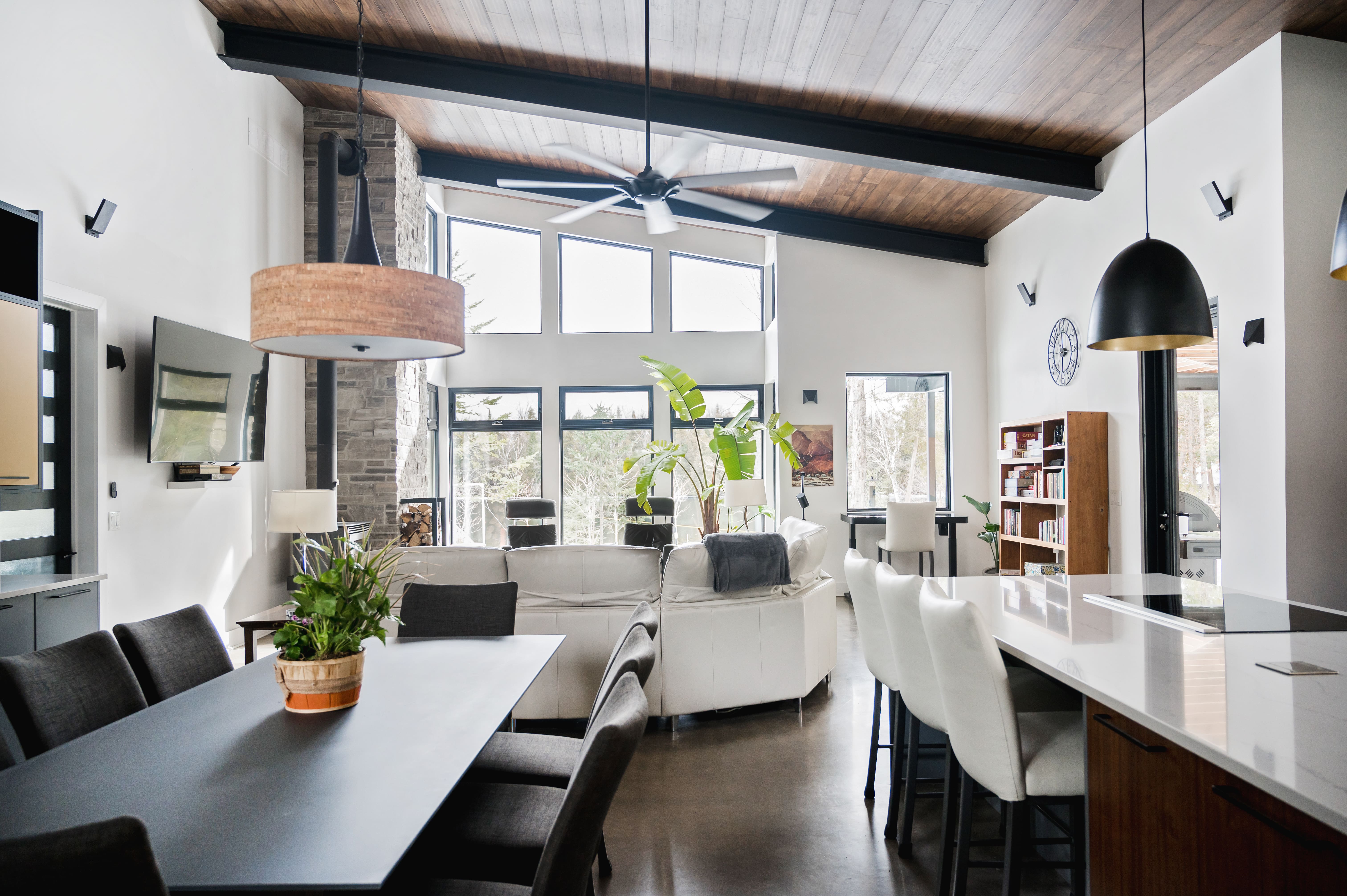 Katchawanooka Shores: Waterfront 3-Bedroom House with Hot Tub and Private Beach Access, Peterborough County