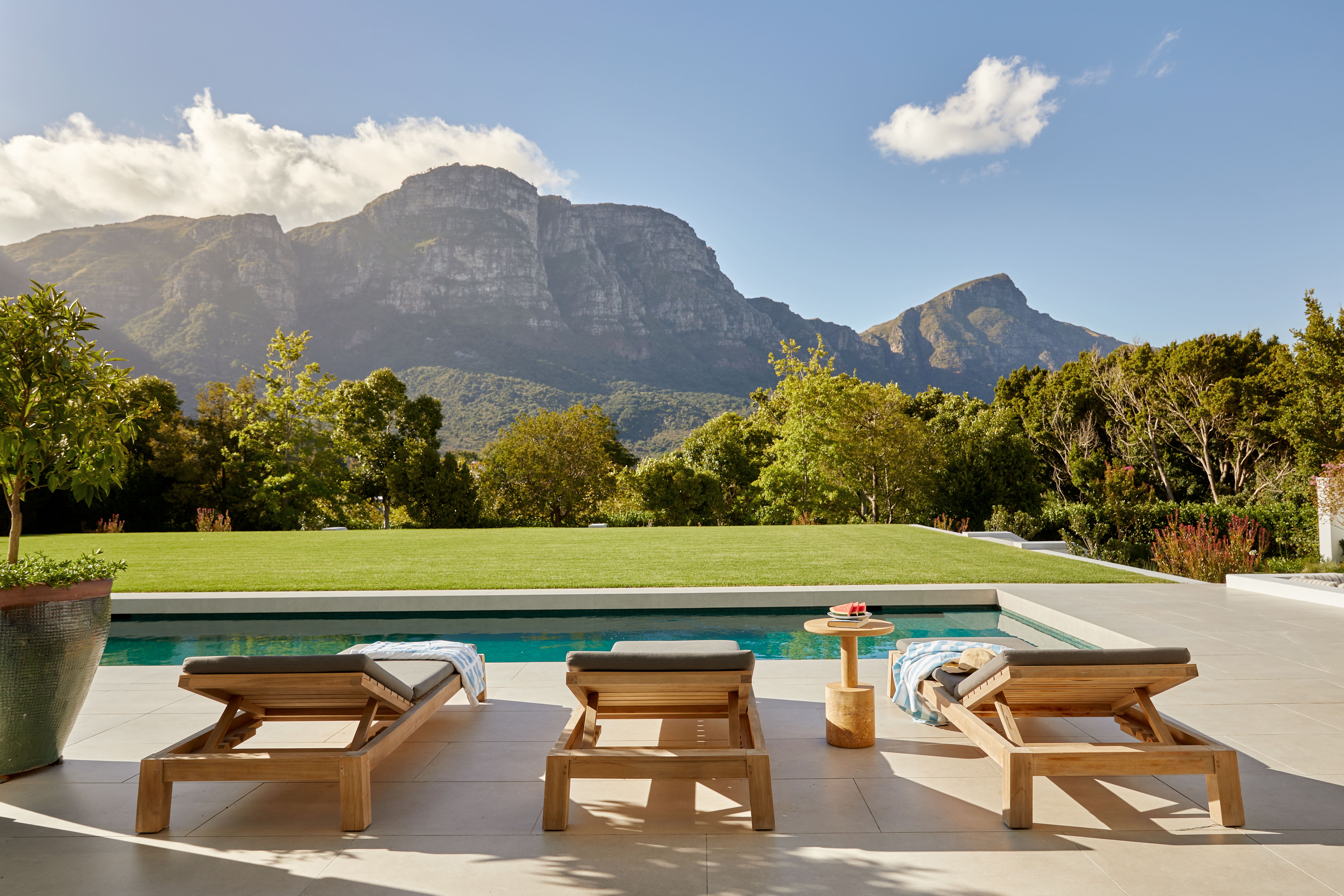 Kirstenbosch Vista: Stunning 8-Bedroom Apartment with Pool and Tennis Court, Cape Town