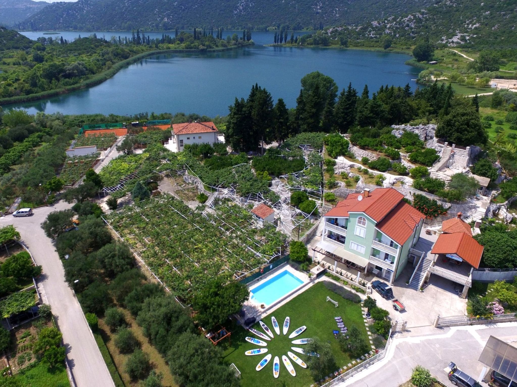 Kuća Blato Ploče: Spectacular 10-Bedroom Luxury Villa with Swimming Pool and Lake Views for Large Groups