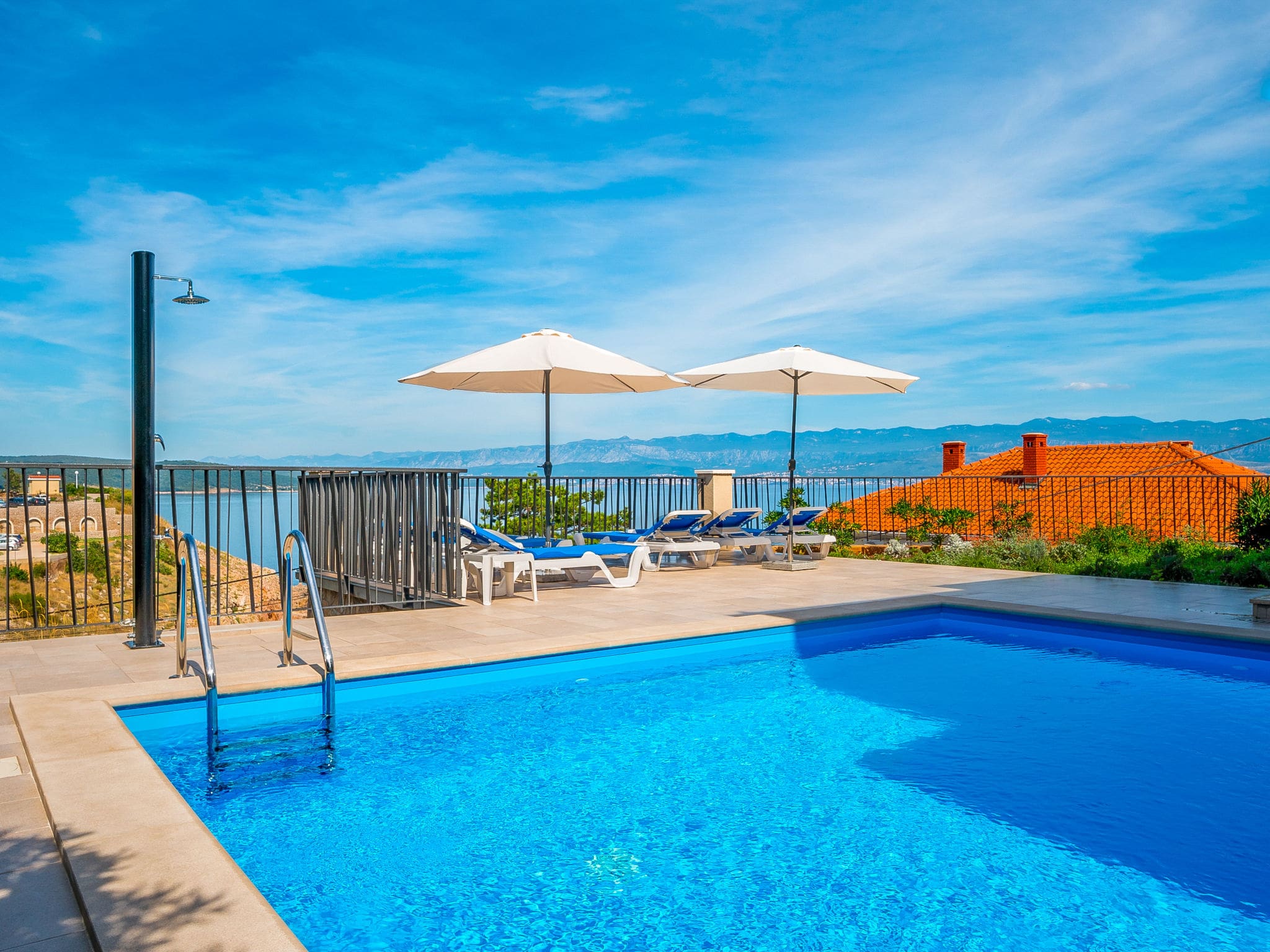 Kuća Bura Vrbnik: Stunning 3-Bedroom Beachfront Villa with Private Pool and Sea Views in Vrbnik