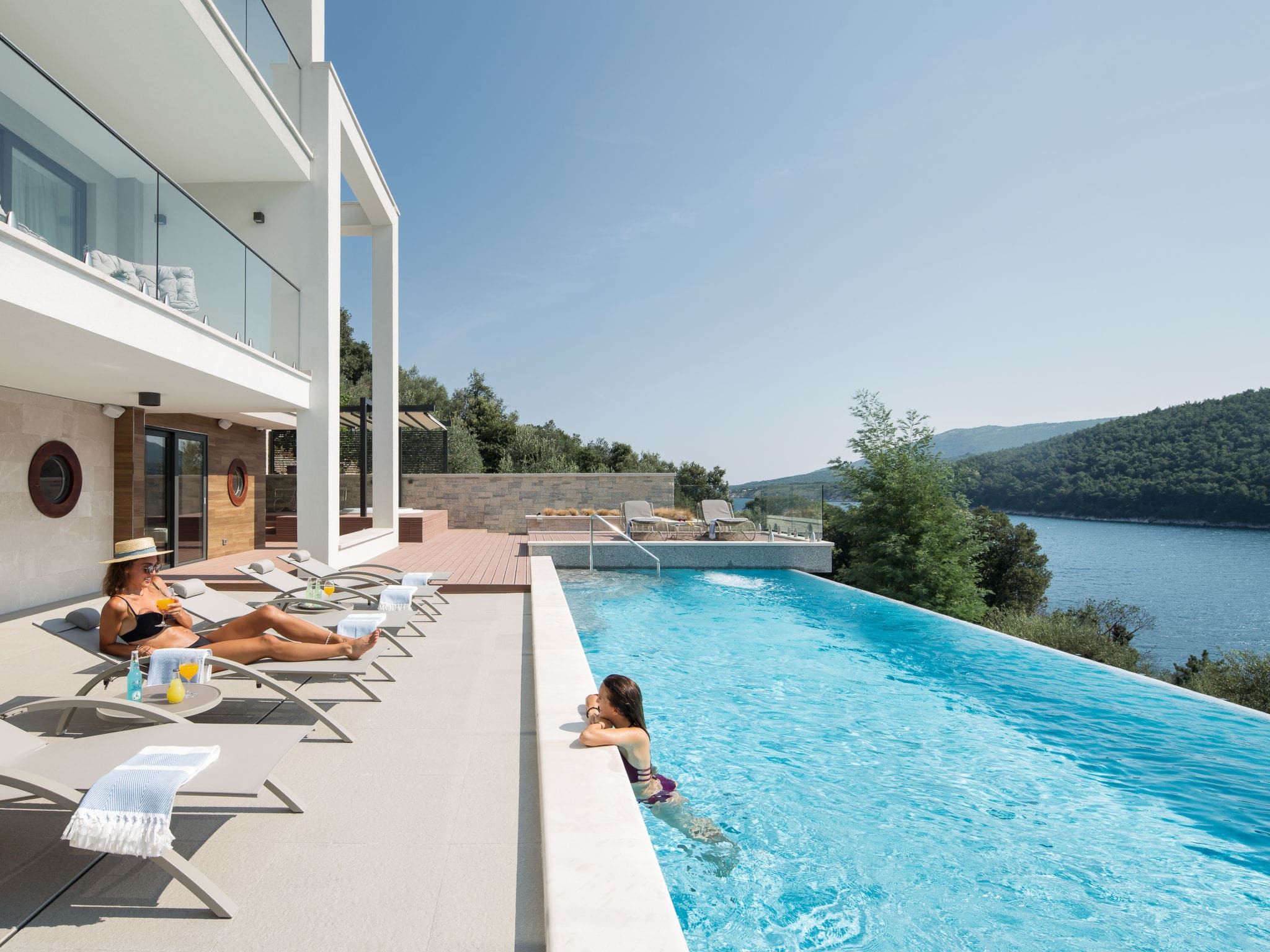 Kuća Duga Labin: Stunning 5-Bedroom Beachfront Villa with Heated Pool and Spa Facilities in Croatia