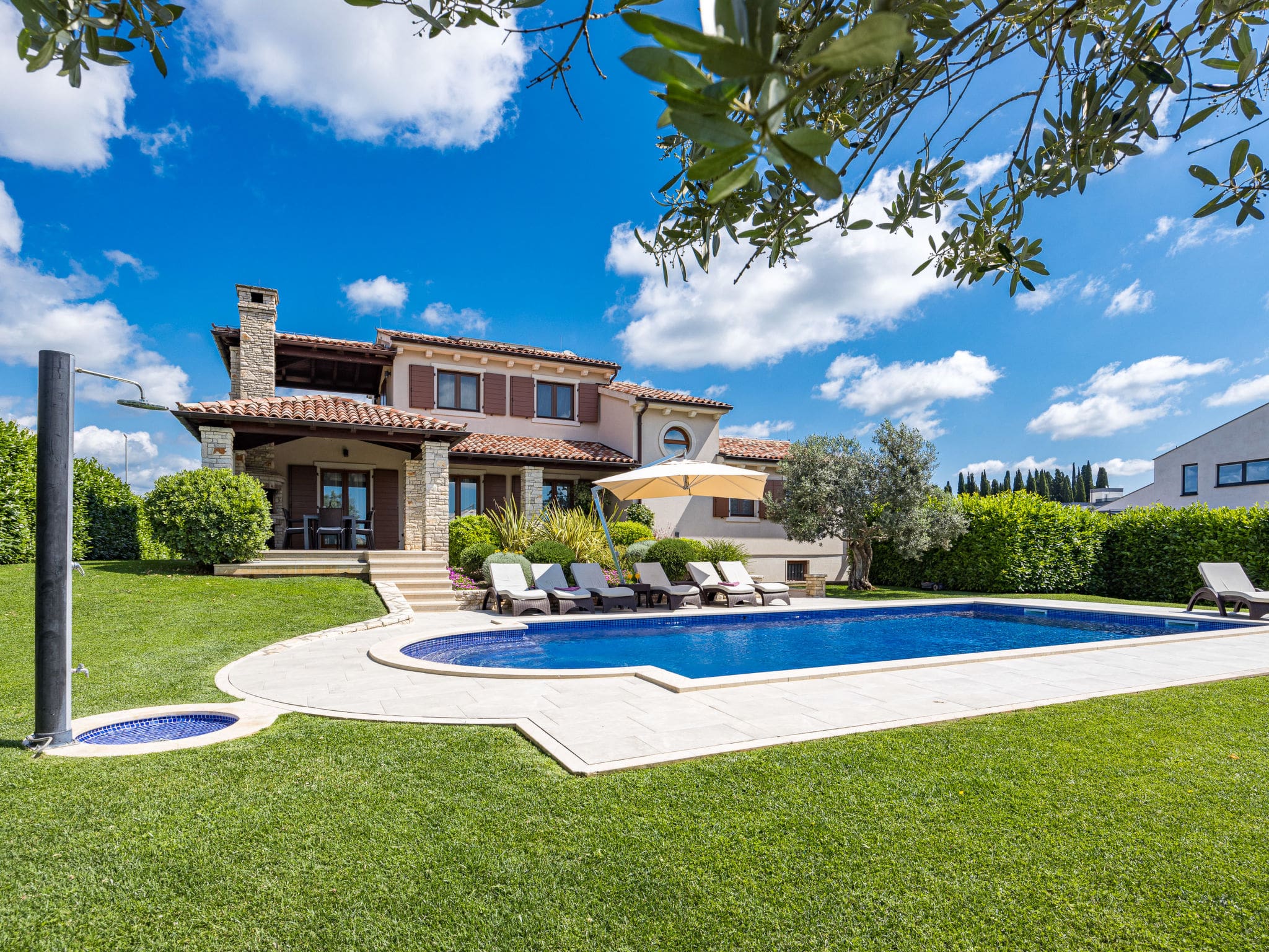 Kuća Galižana Pula: Stunning 4-Bedroom Modern Villa with Private Swimming Pool and Sea Views Near Pula Croatia