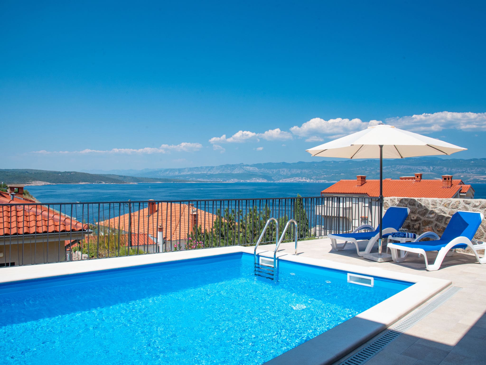 Kuća Glagolitic Krk: Stunning 2-Bedroom Beachfront Villa with Private Pool and Sea Views in Croatia