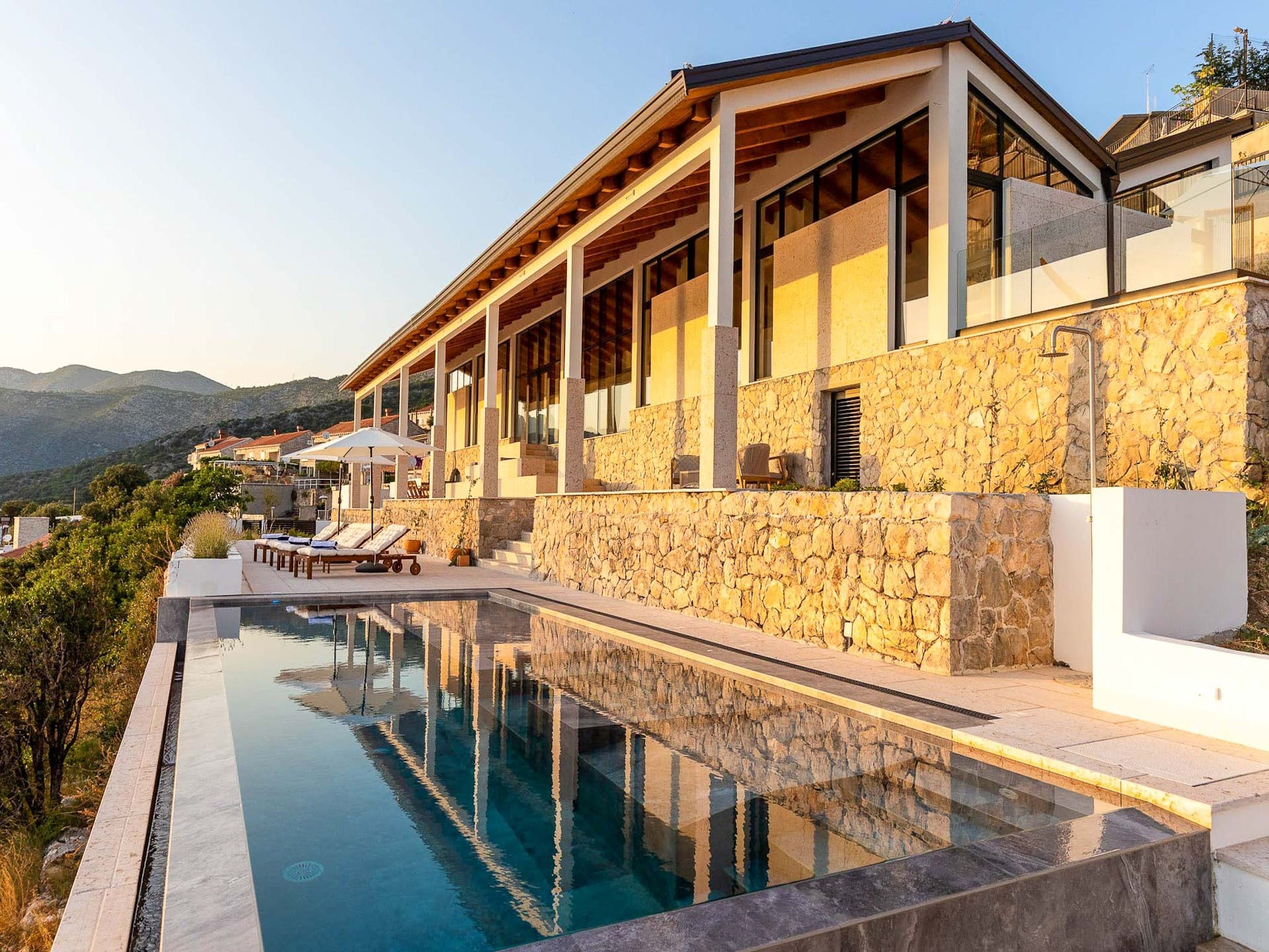 Kuća Grebeni Dubrovnik: Luxury 4-Bedroom Apartment with Infinity Pool and Seaview, Dubrovnik