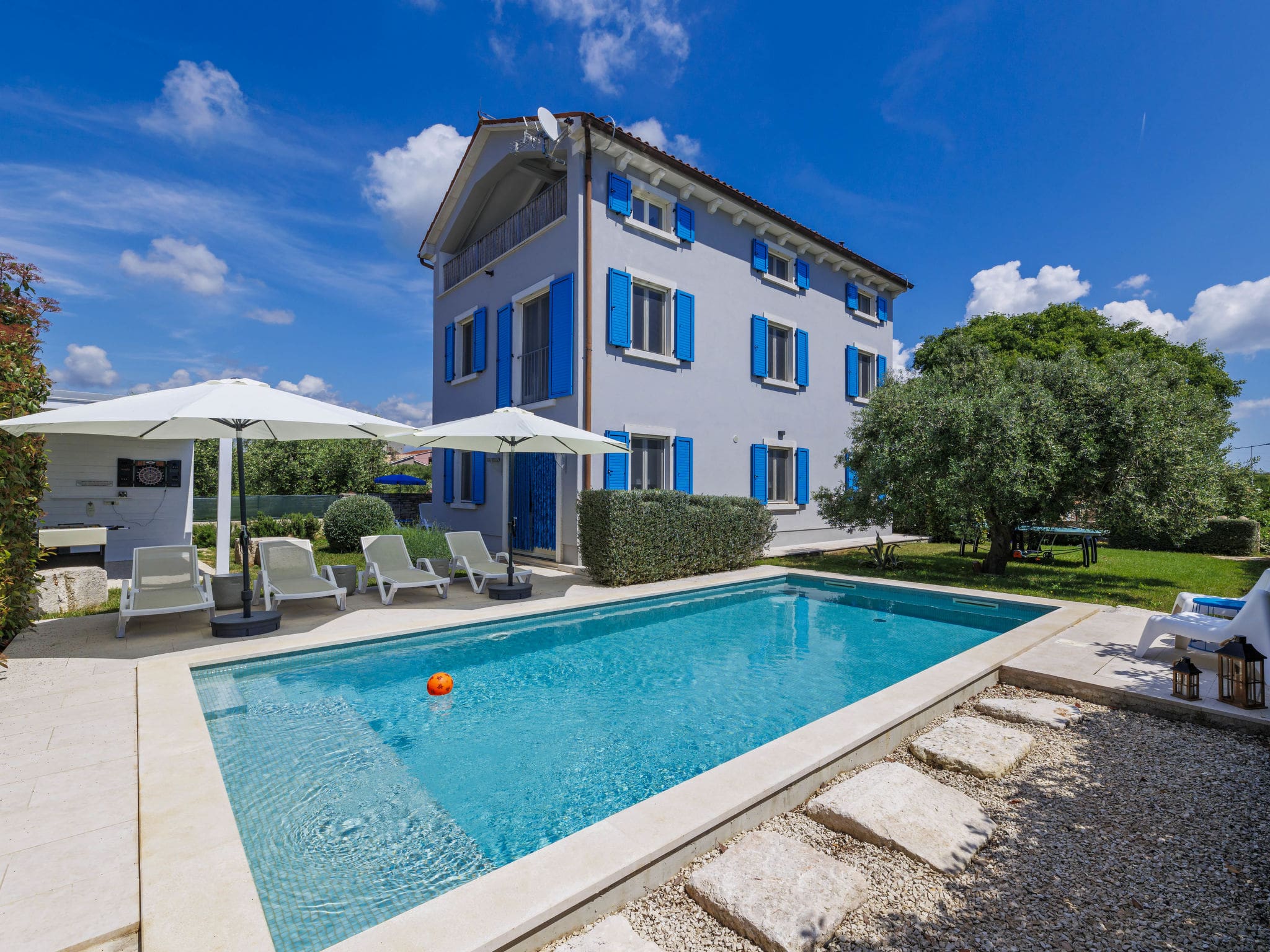 Kuća Jurina Galižana: Modern 3-Bedroom Villa with Private Pool and Sea Views Near Historic Pula