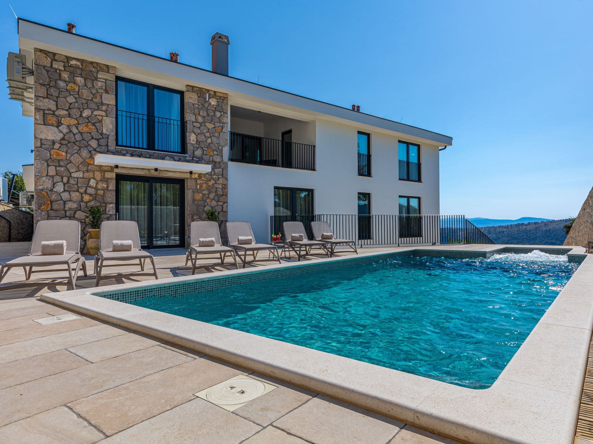 Kuća Kapelica Crikvenica: Spectacular 5-Bedroom Modern Villa with Heated Pool and Spa Facilities in Croatian Coastal Resort
