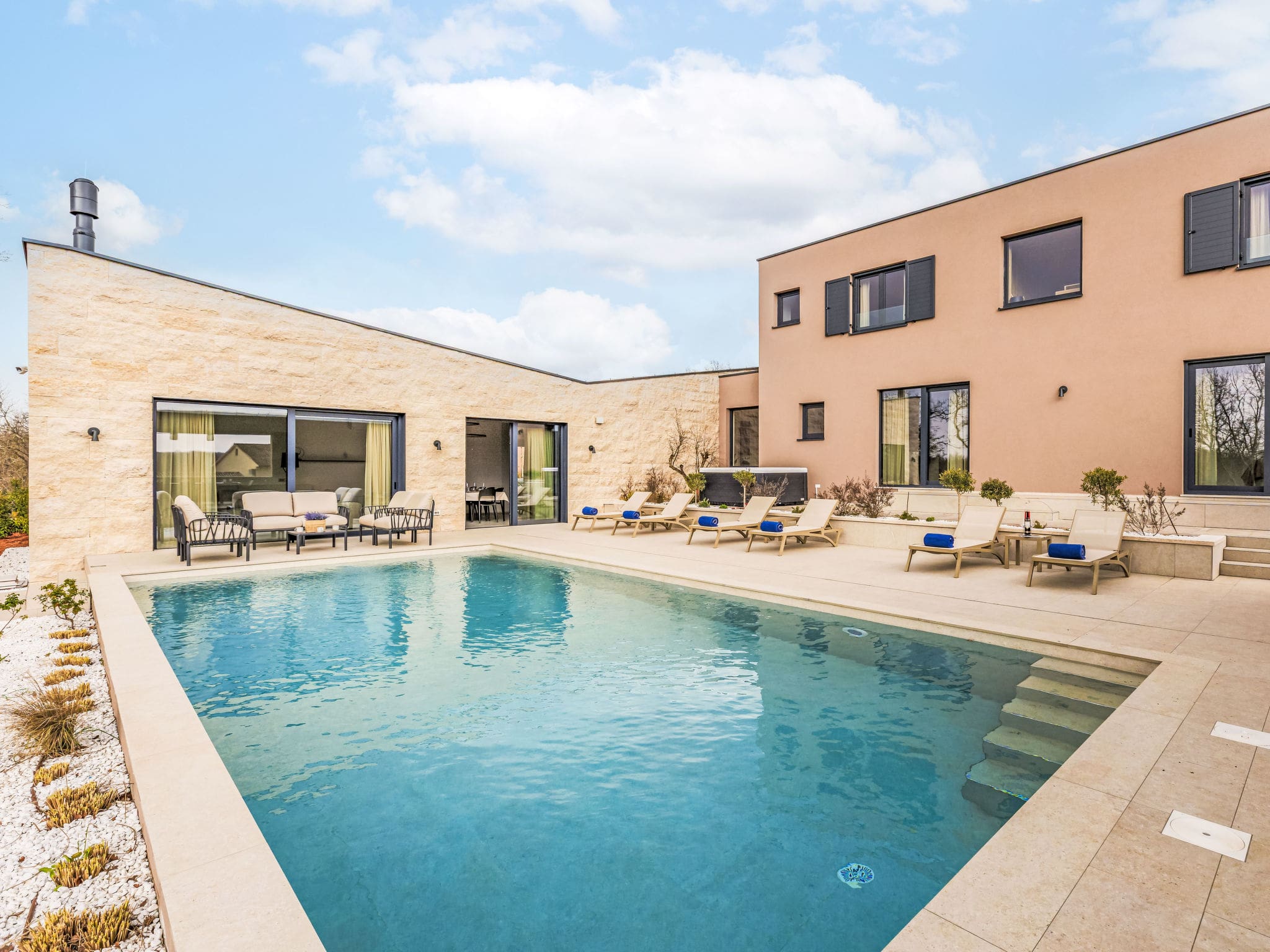 Kuća Kastav Tinjan: Contemporary Four-Bedroom Villa with Private Pool, Hot Tub and Sauna in Central Istria
