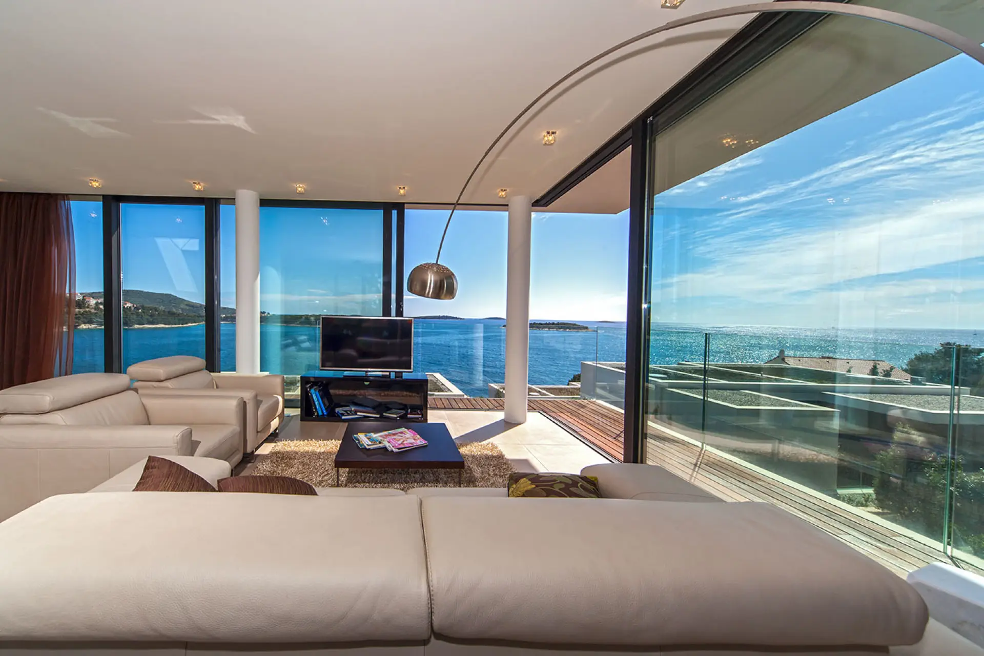 Kuća Krka Šibenik: 2-Bedroom Beachfront Apartment with Infinity Pool, Šibenik