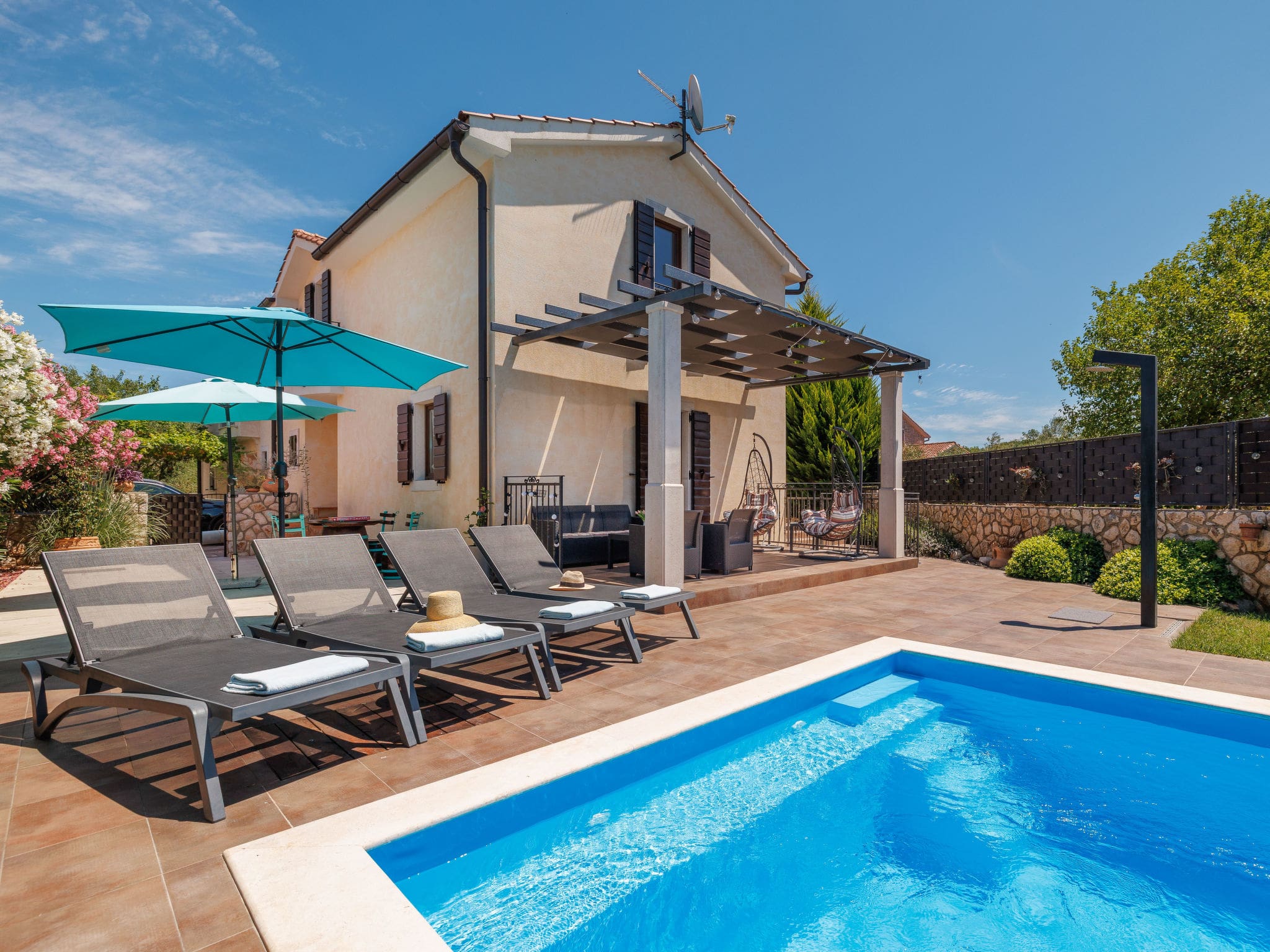 Kuća Maestral Krk: Elegant 3-Bedroom Villa with Private Pool and Mountain Bike Access in Croatia