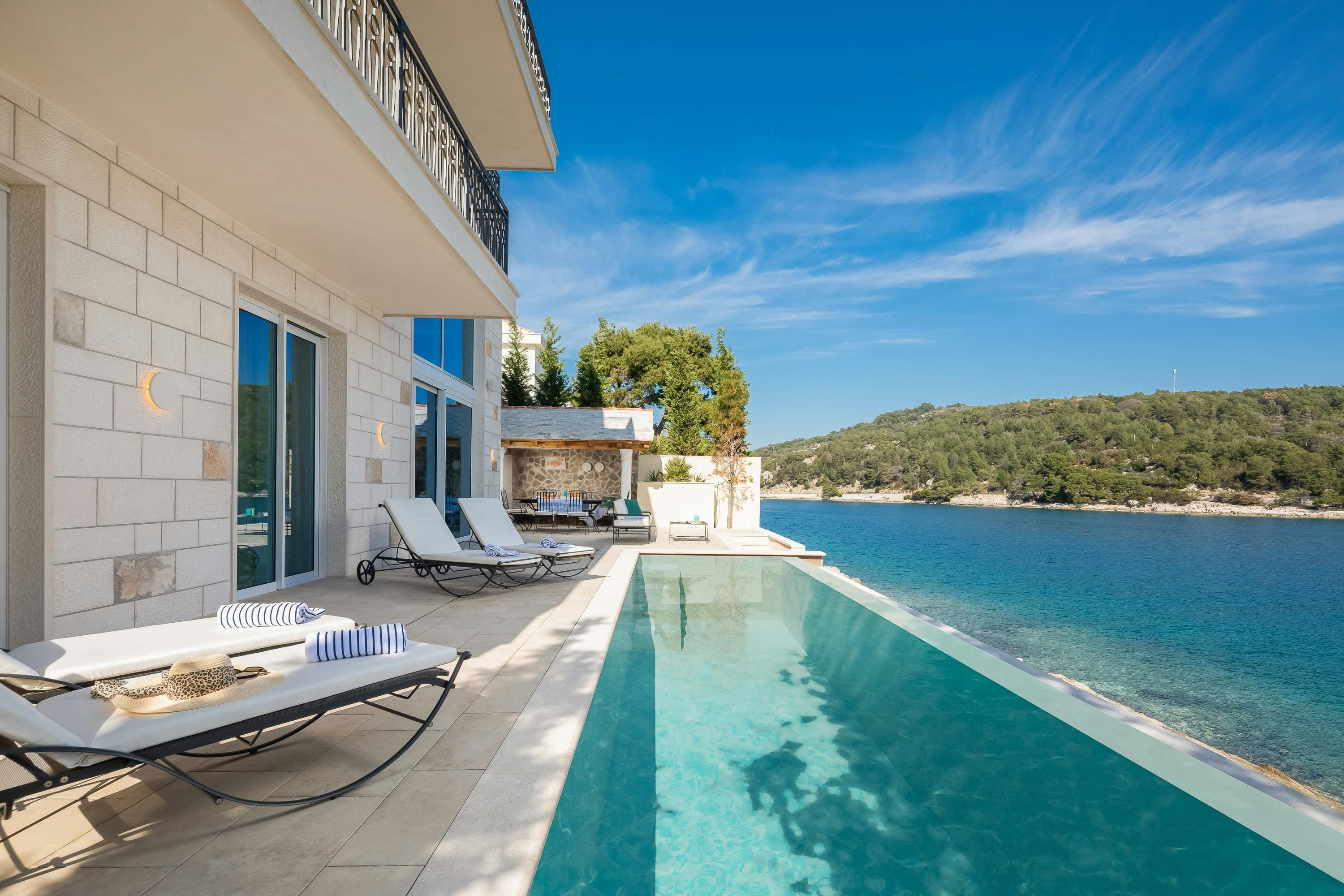Kuća More: Luxury 4-Bedroom Villa with Infinity Pool and Seaview, Split