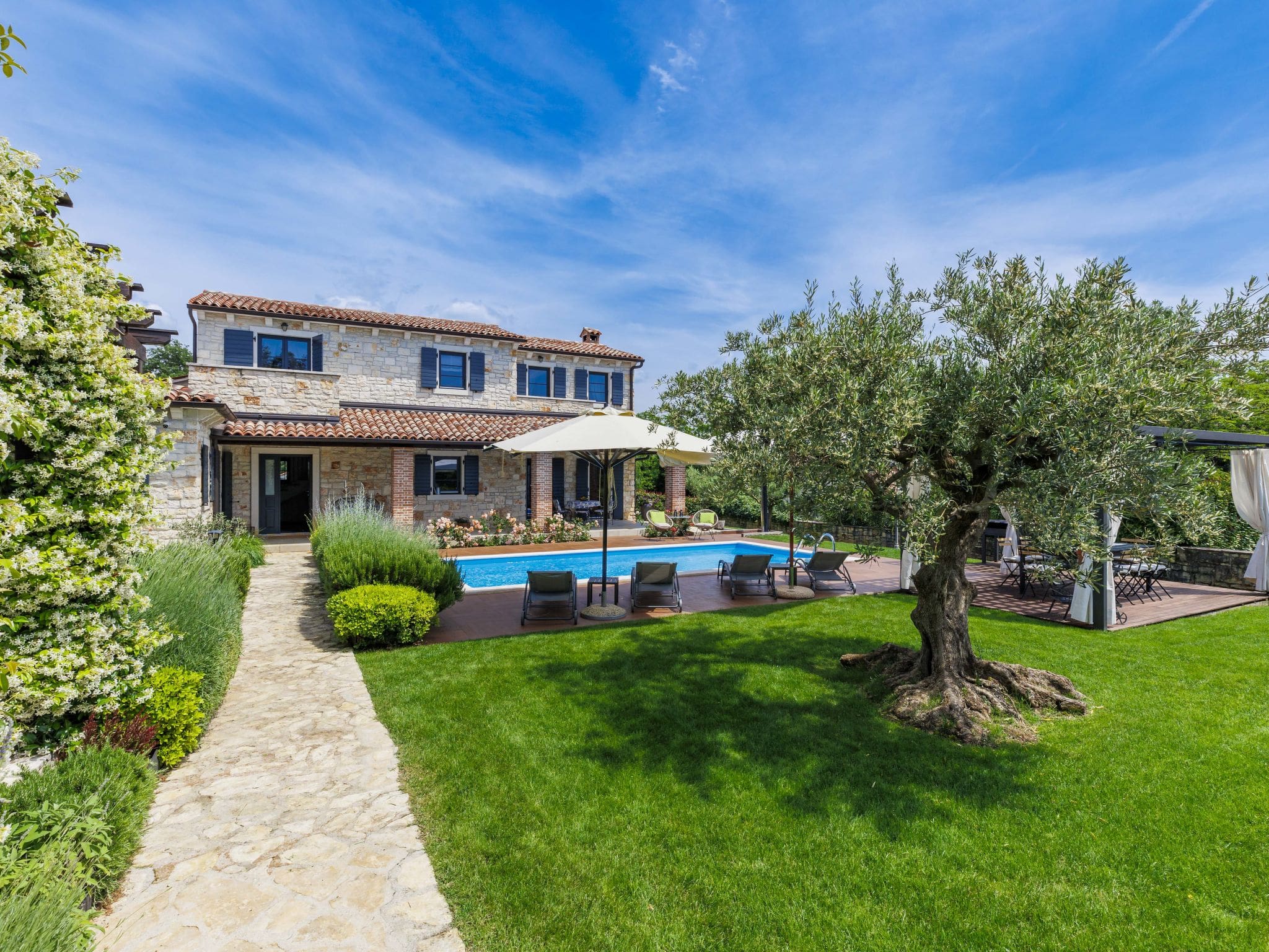 Kuća Motovun Višnjan: Spacious 4-Bedroom Family Villa with Private Pool and Gardens in Istrian Countryside