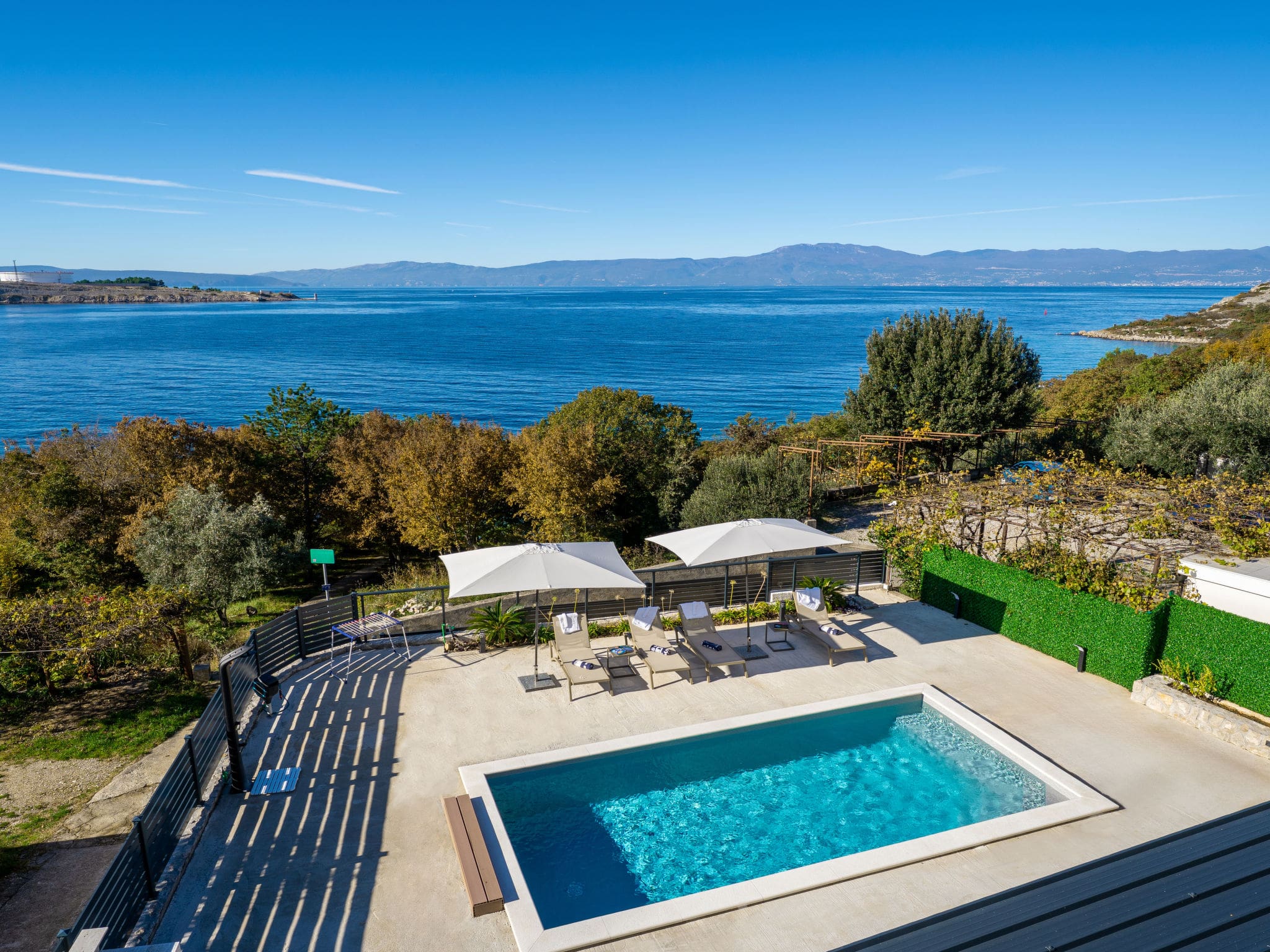 Kuća Omišalj Krk: Modern 4-Bedroom Beachfront Villa with Heated Pool Just 20 Metres from the Sea