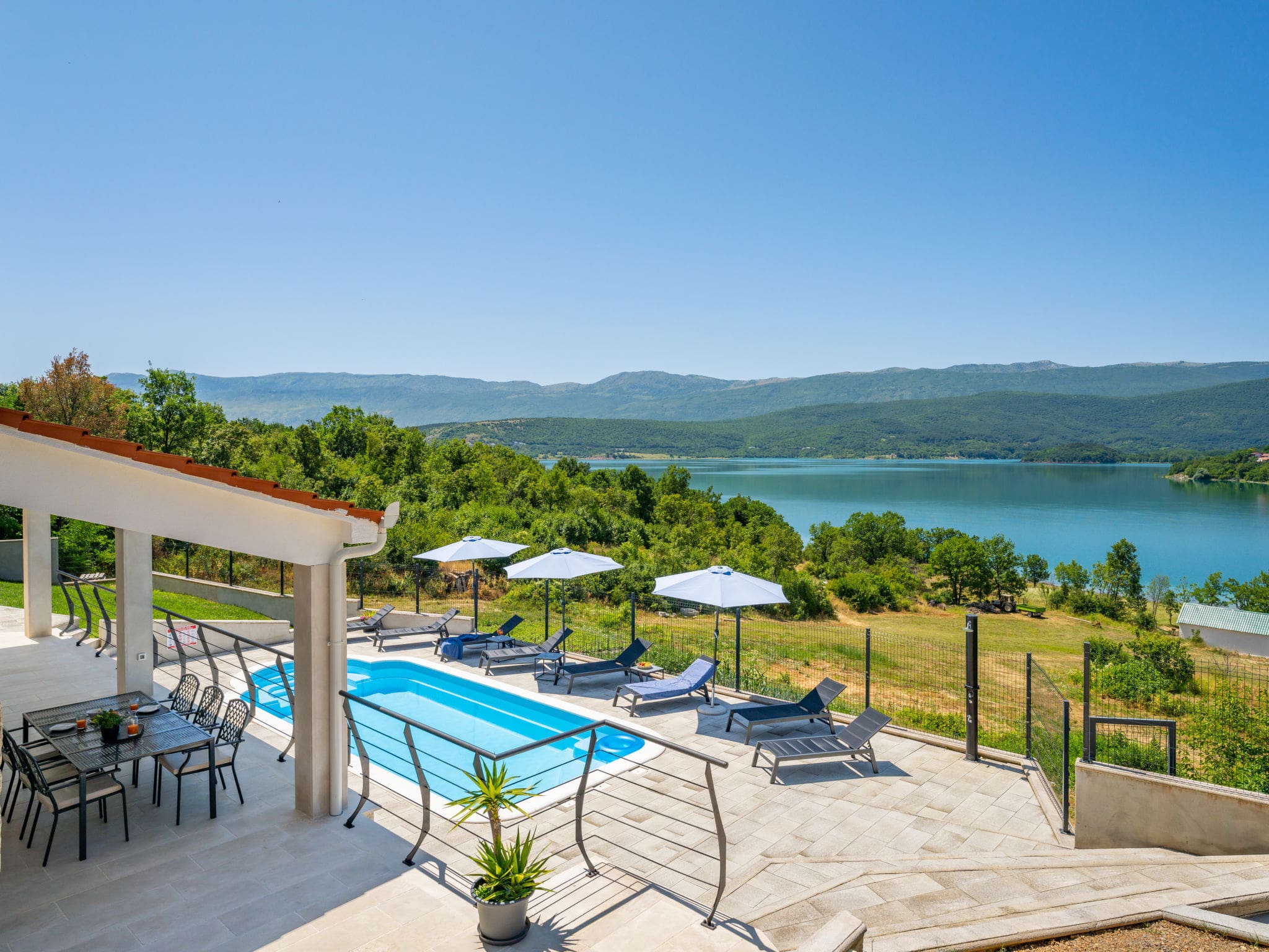 Kuca Peruca Vrlika: Stunning 4-Bedroom Lakefront Villa with Heated Pool and Hot Tub in Croatian Countryside