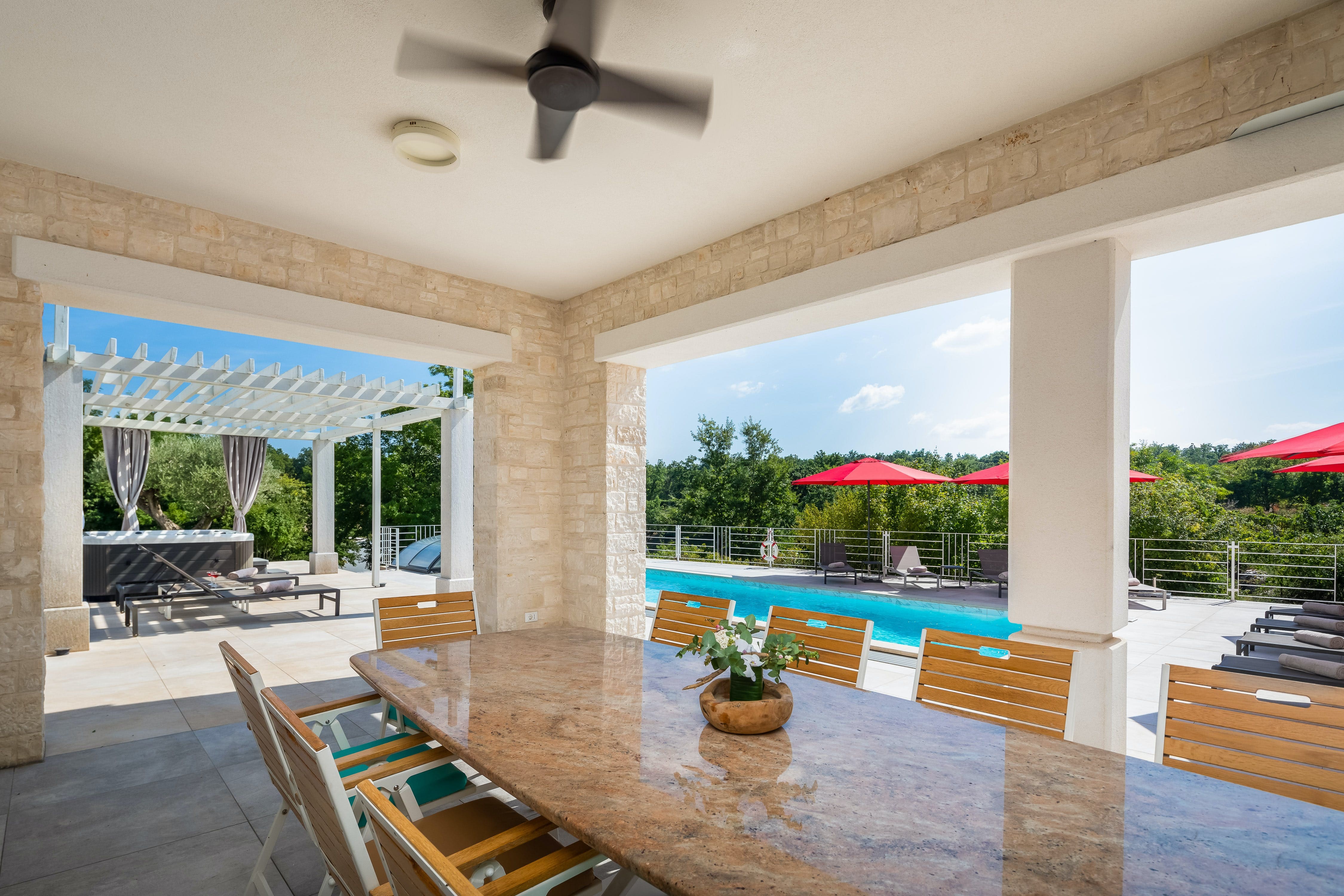 Kuća Poreč Istria: Luxurious 5-Bedroom Apartment with Pool and Sauna, Istria