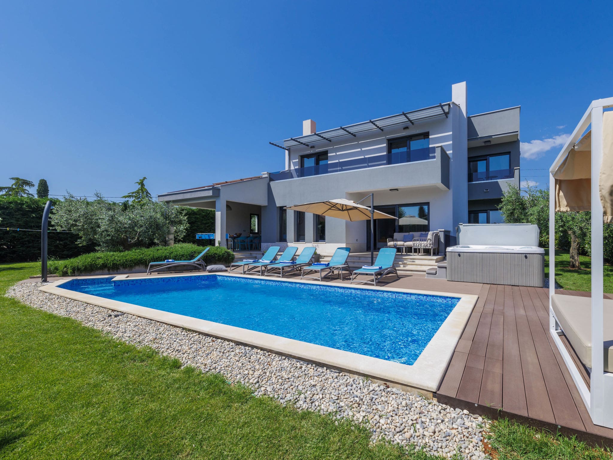 Kuća Rogovići Tar: Modern 4-Bedroom Villa with Private Pool and Hot Tub Near Porec Istria