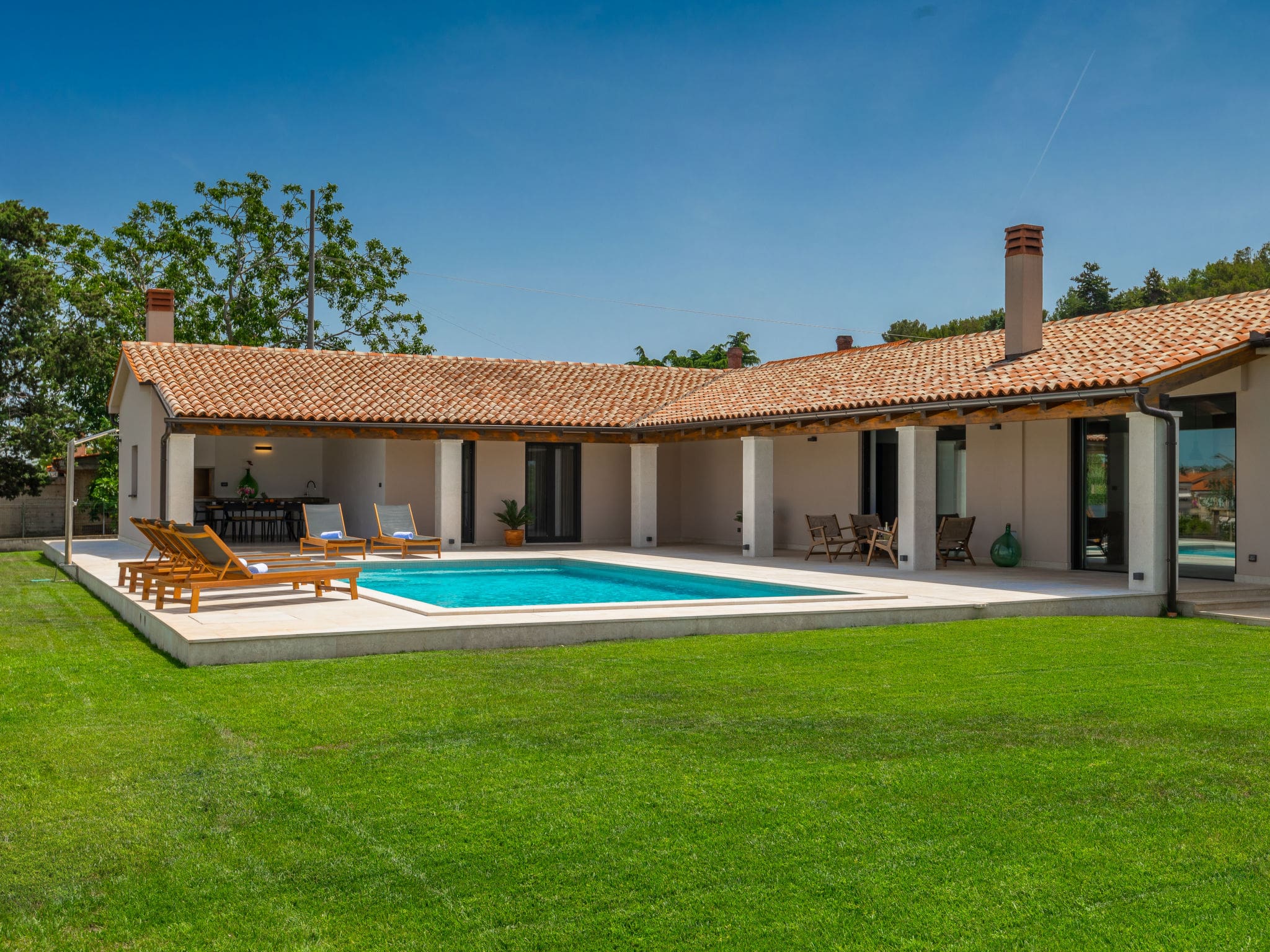 Kuća Silba Pula: Modern 3-Bedroom Villa with Private Pool and Hot Tub near Pula Center Croatia