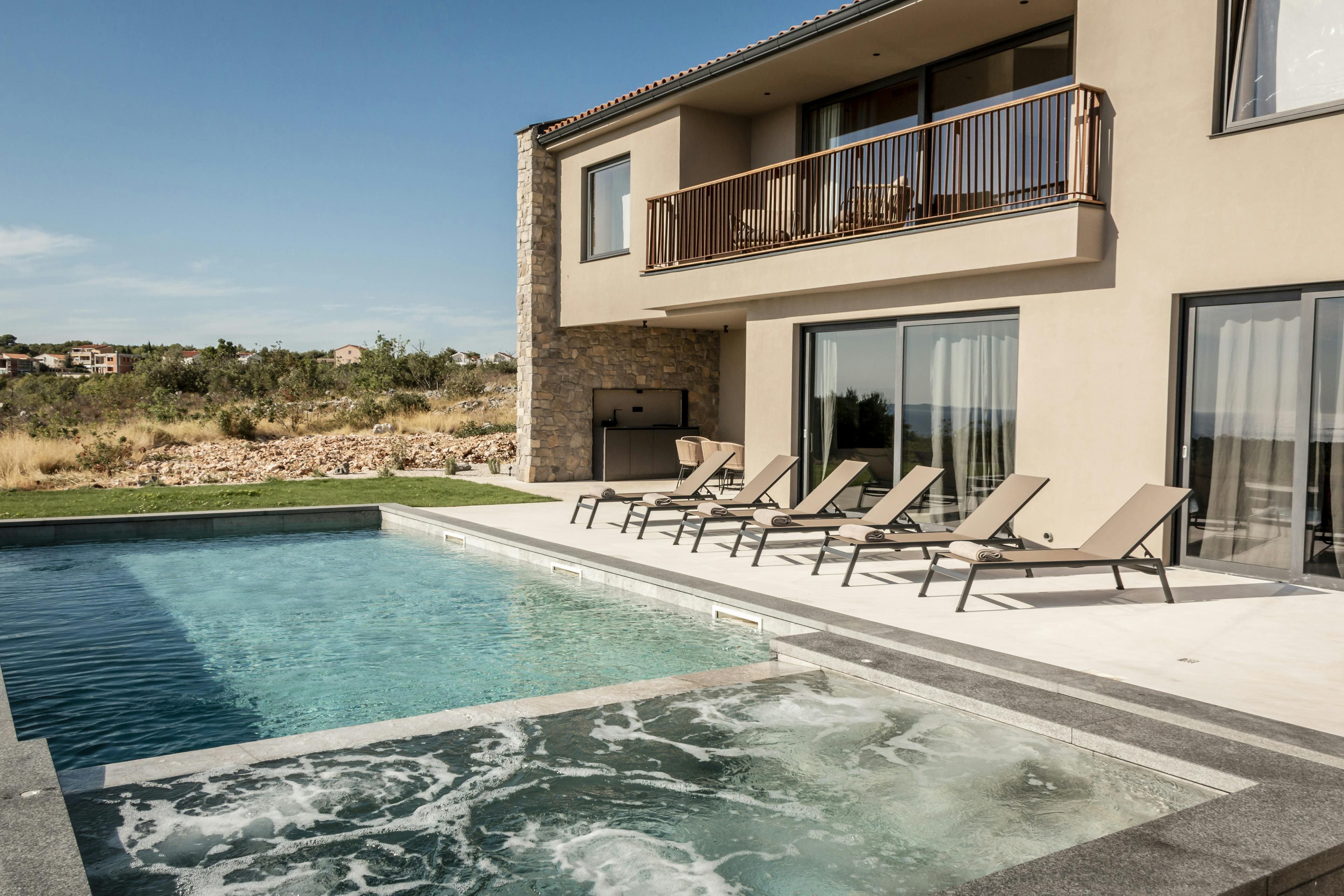 Kuća Sokol Split: Luxurious 9-Bedroom Apartment with Hot Tub and Sea View, Split