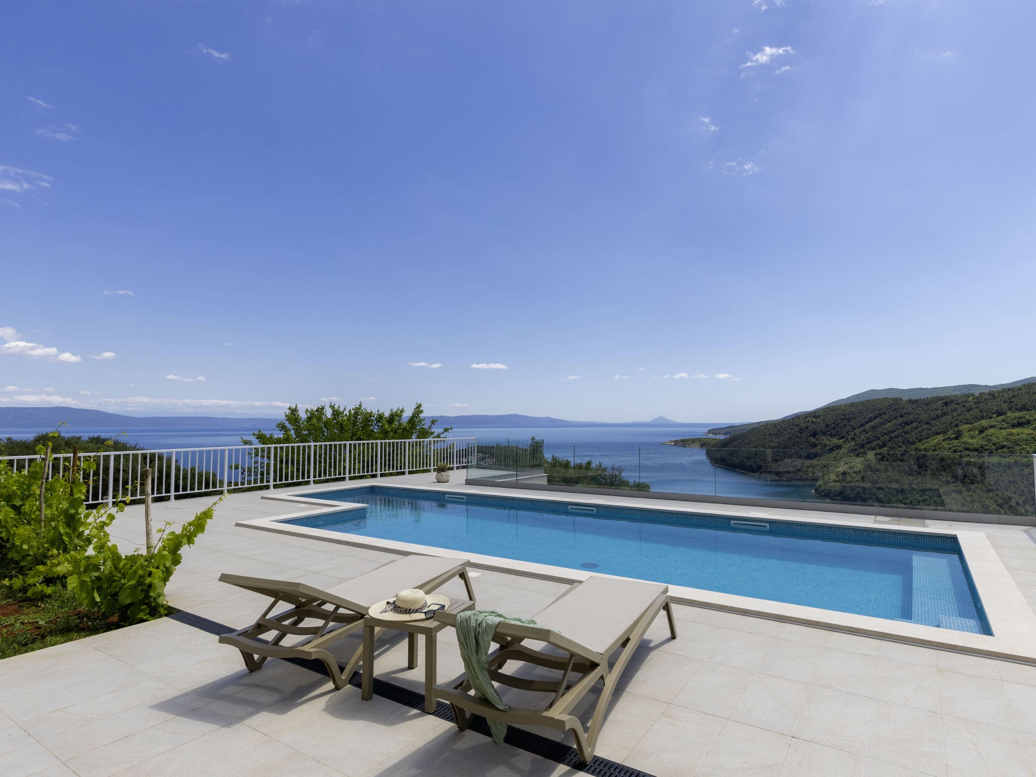 Kuca Sridina Labin: Spacious 5-Bedroom Holiday Villa with Private Pool and Panoramic Sea Views