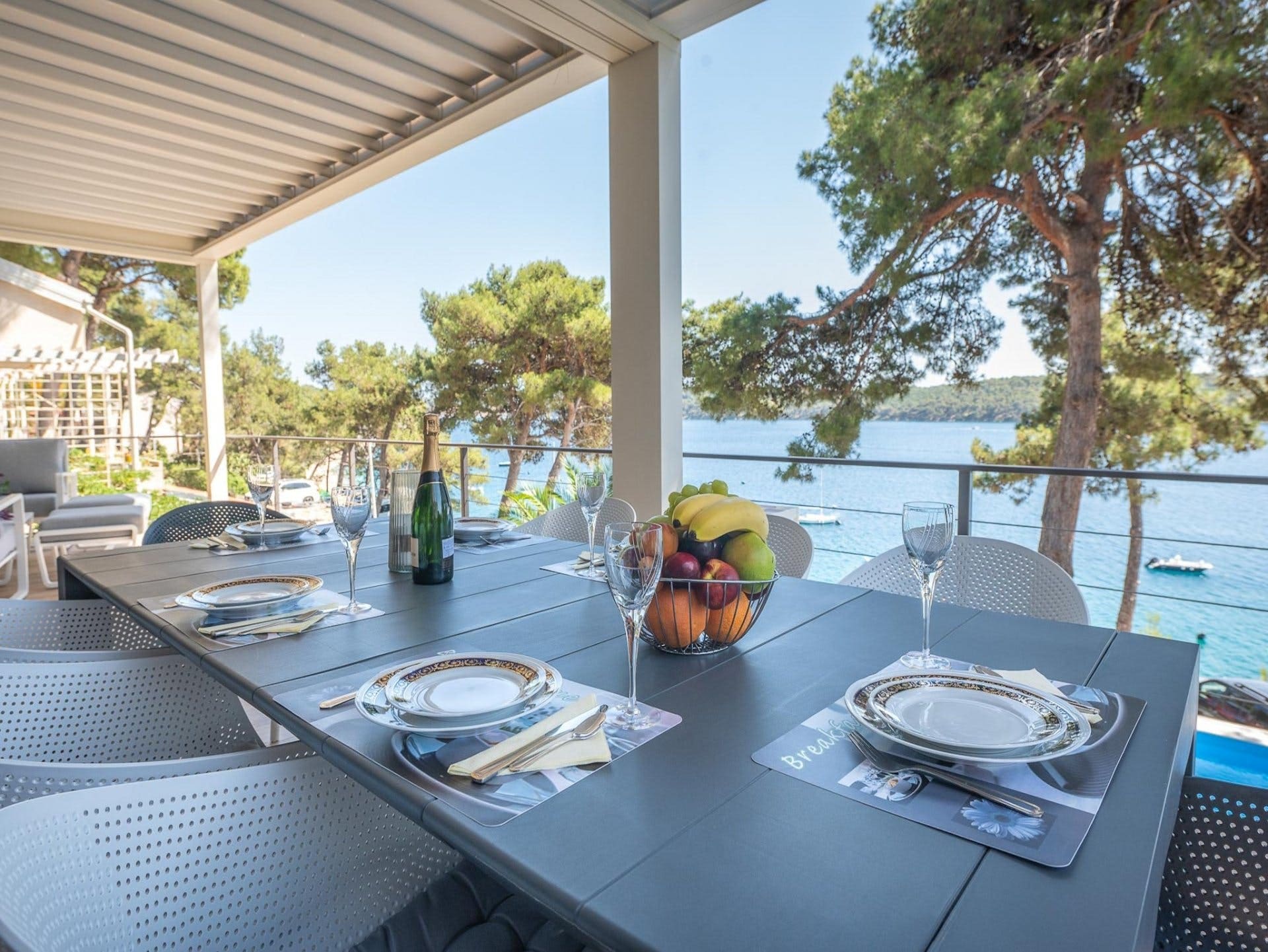 Kuća Tramuntana Mali Losinj: Luxurious 3-Bedroom Beachfront Apartment with Pool, Croatia