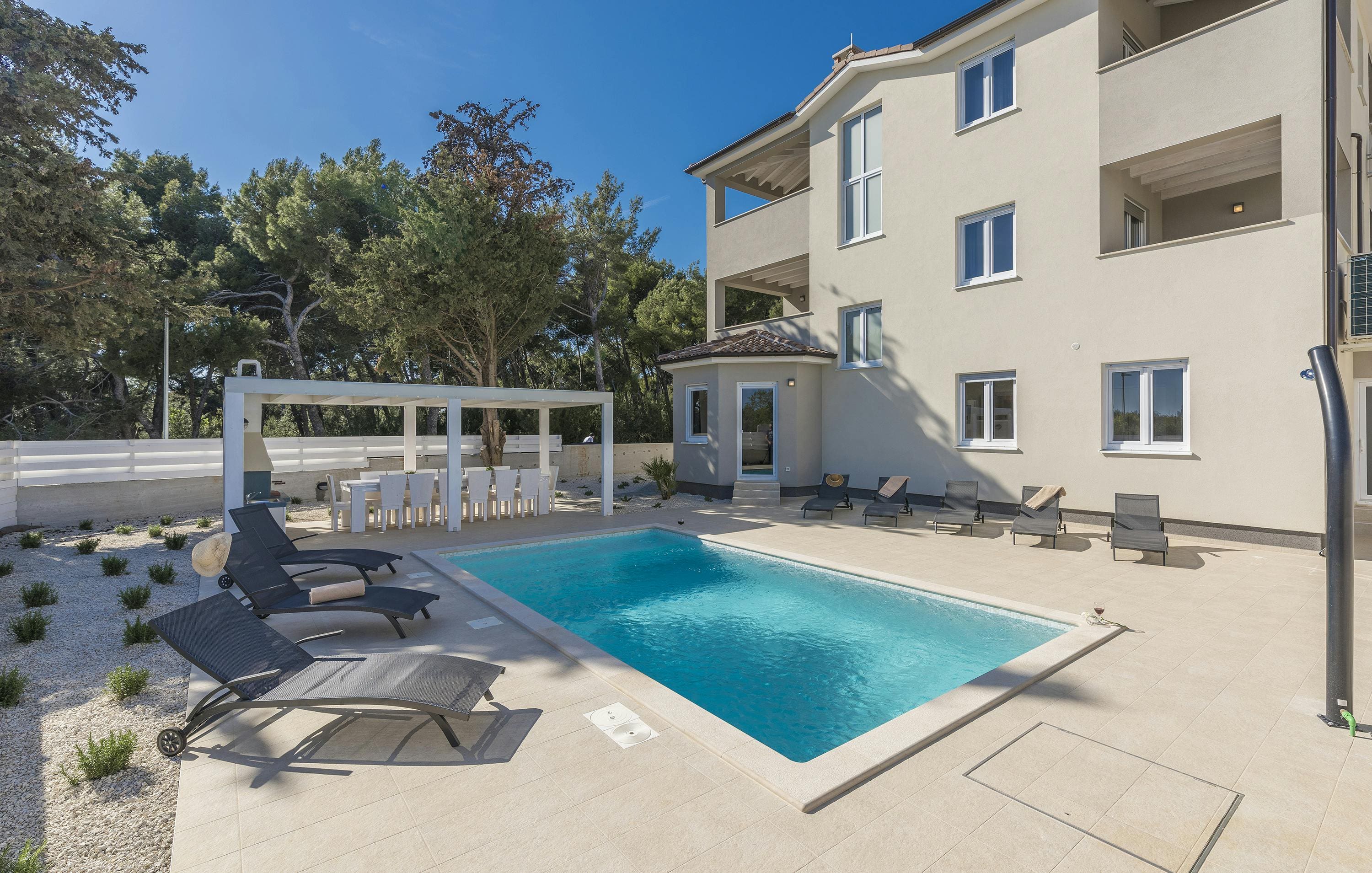 Kuća Tramuntana Premantura: Spacious 13-Bedroom Apartment with Beachfront Access, Istria