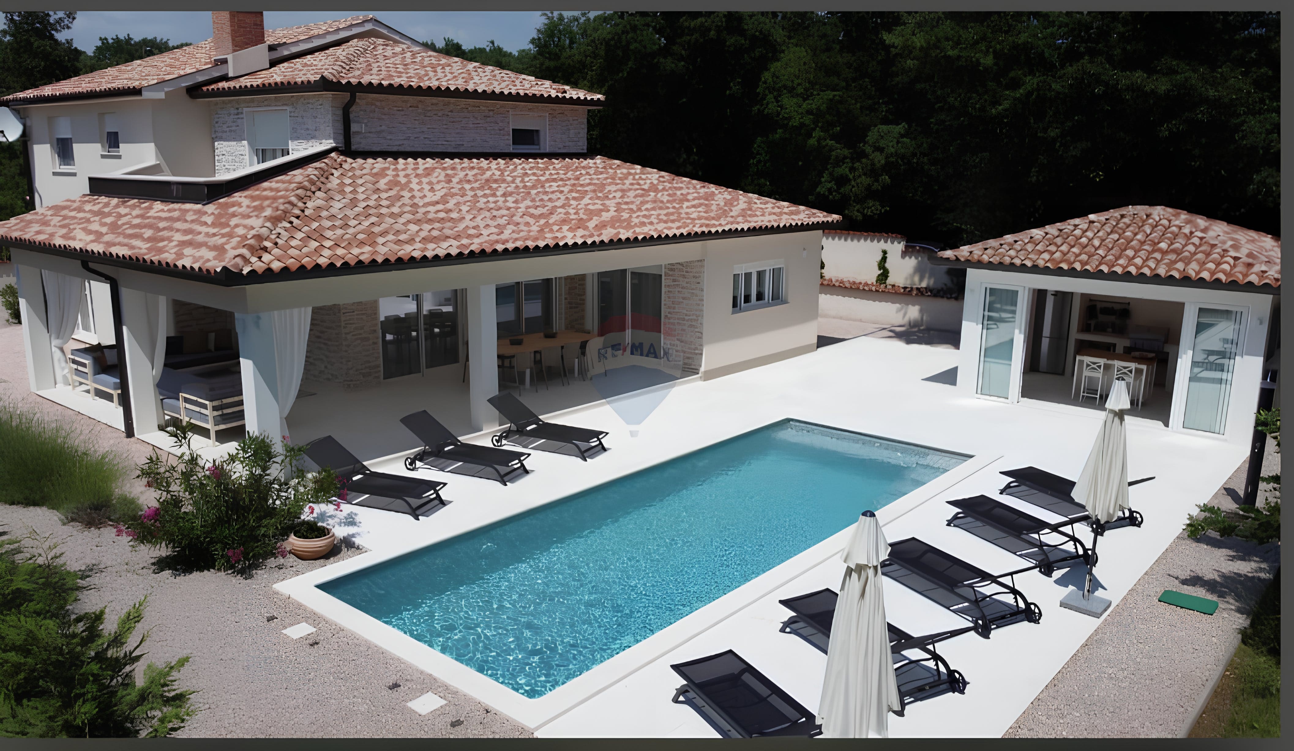 Kuća Učka Labin: Spacious 5-Bedroom Apartment with Pool and Tennis Court, Istria