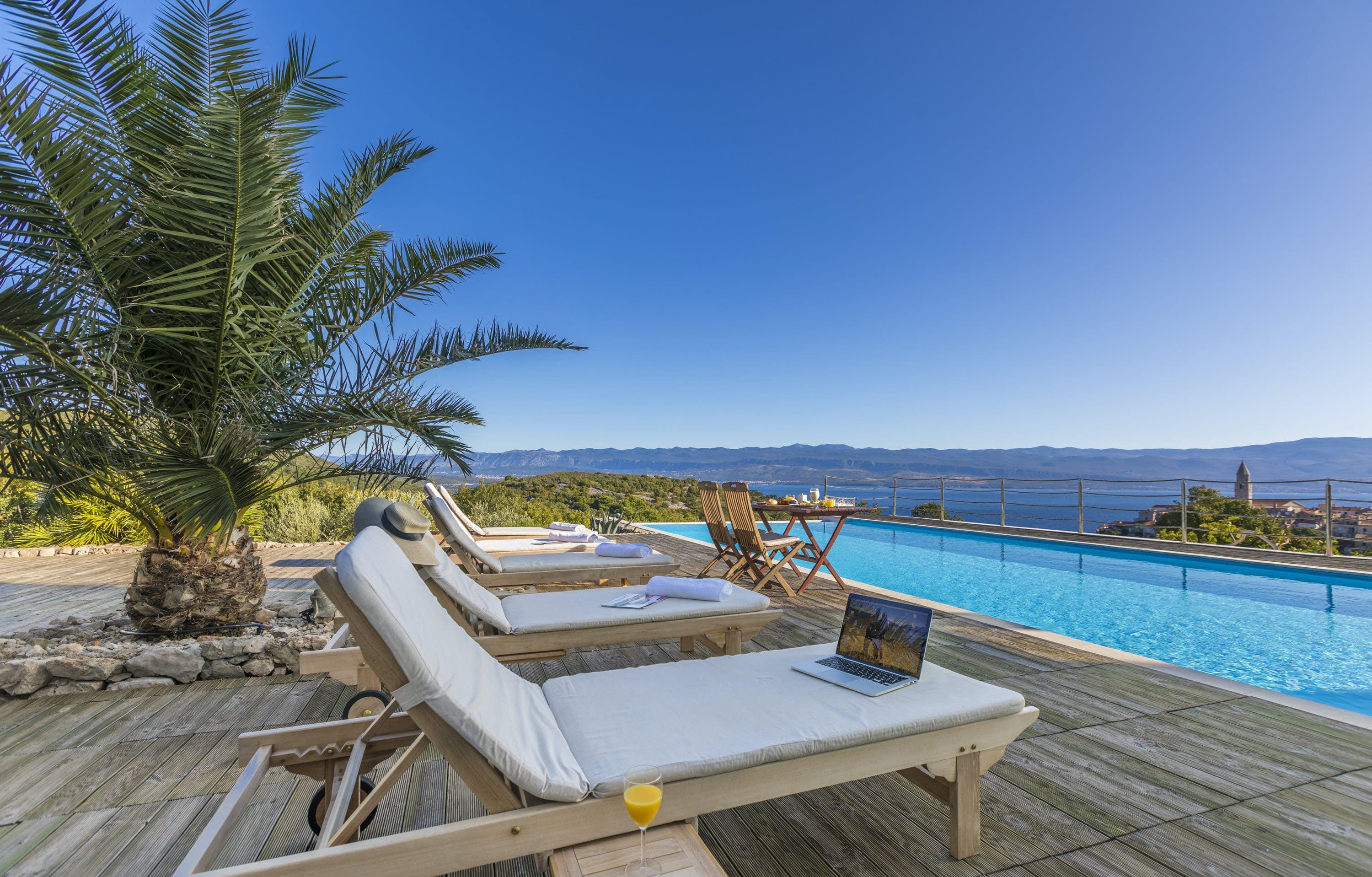 Kuća Velebit Krk: Spacious 5-Bedroom Apartment with Sea Views and Pool, Primorje-Gorski Kotar County