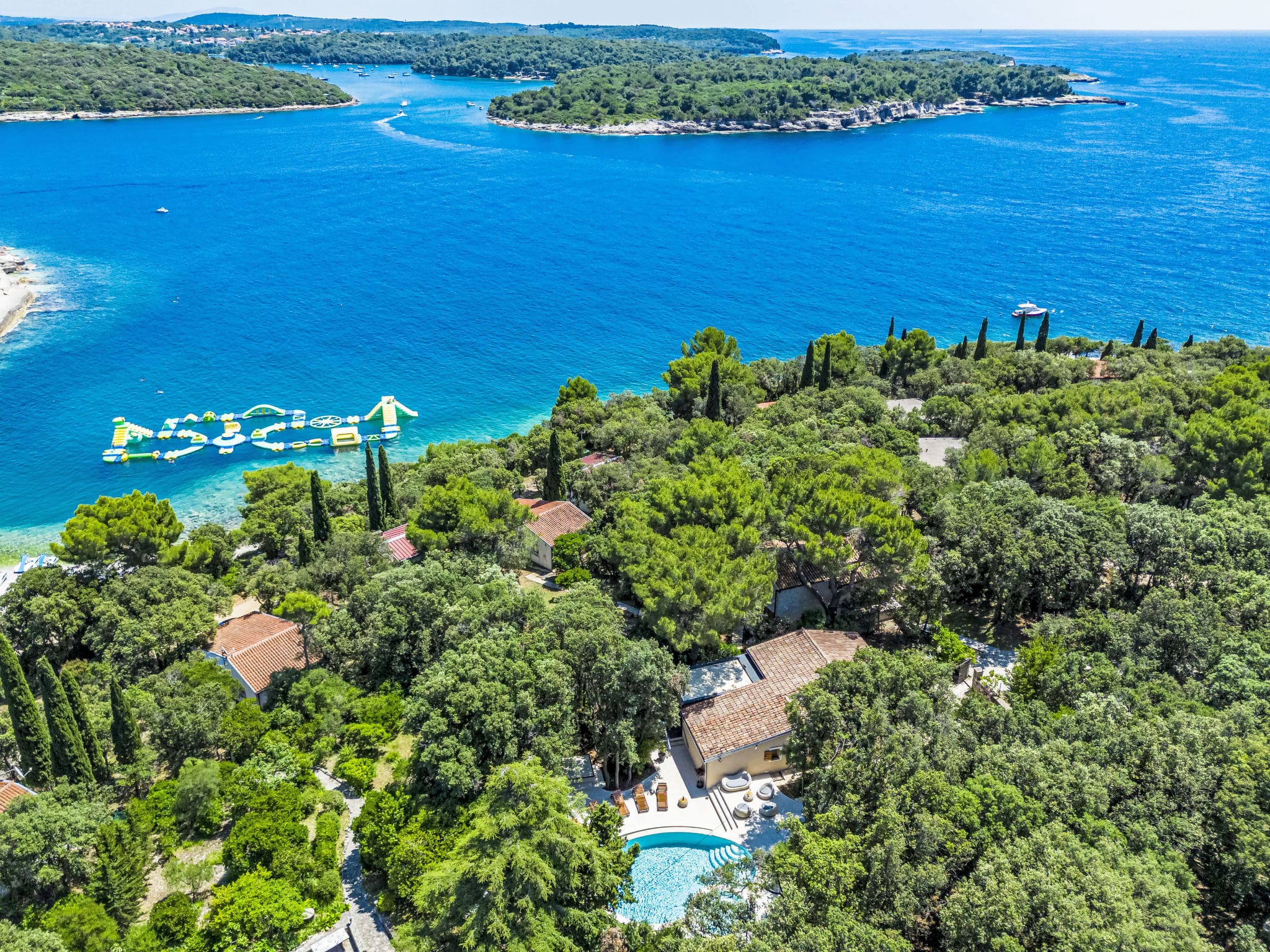 Kuća Verudela Pula: Exclusive 6-Bedroom Beachfront Villa Complex with Private Pool Just 50m from Adriatic Coast