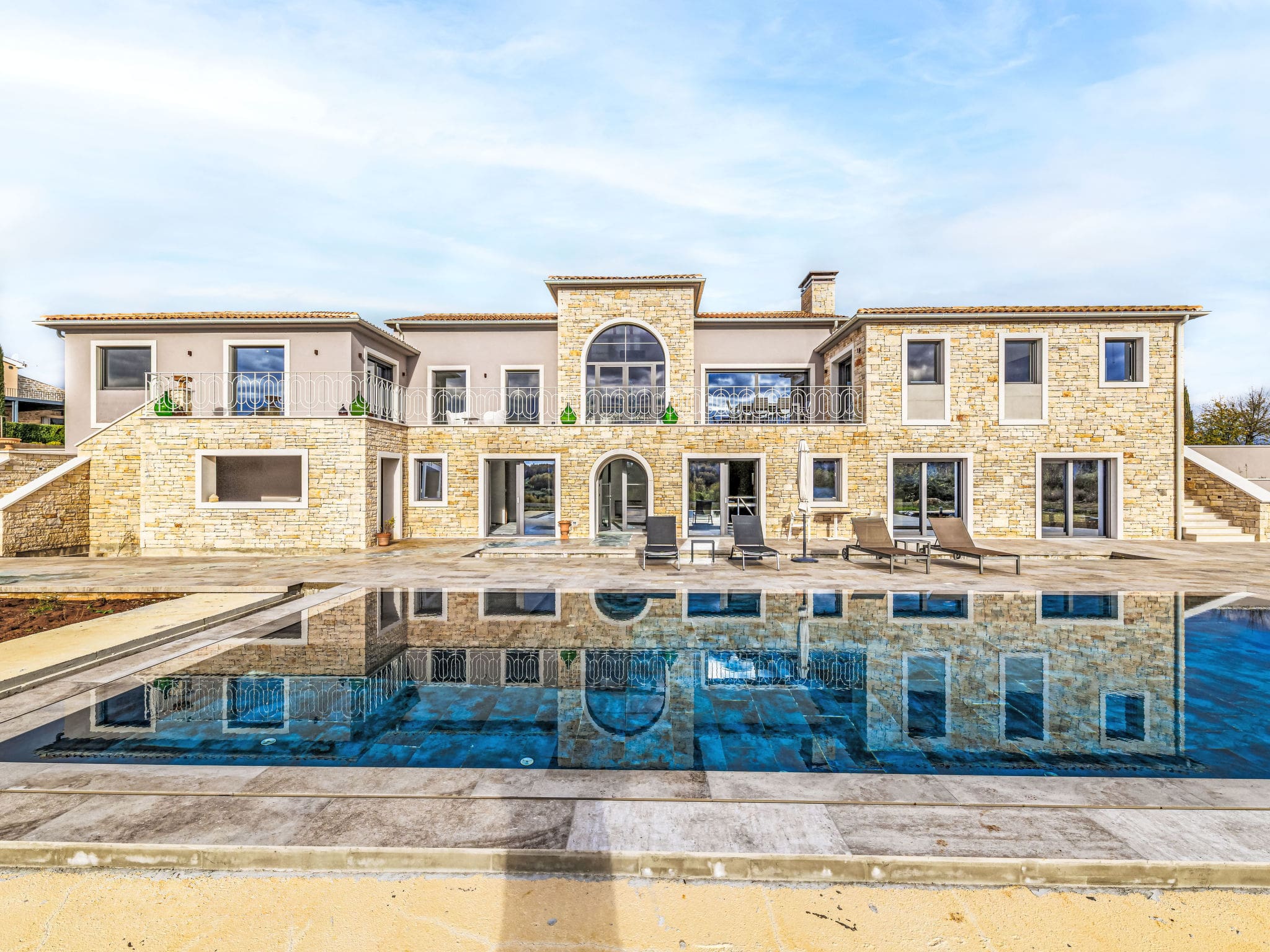 Kuća Višnjan Poreč: Stunning 5-Bedroom Villa with Heated Pool and Sauna Near Historic Poreč