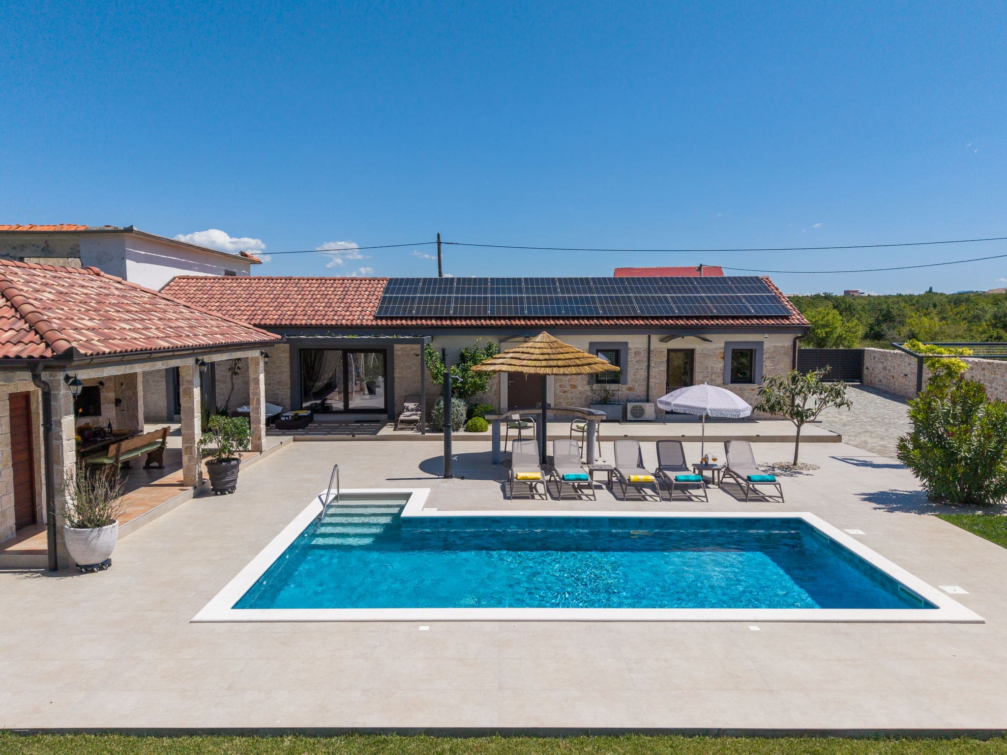 Kuća Zemunik Donja: Stylish 3-Bedroom Villa with Private Pool and Modern Amenities Near Zadar Croatia