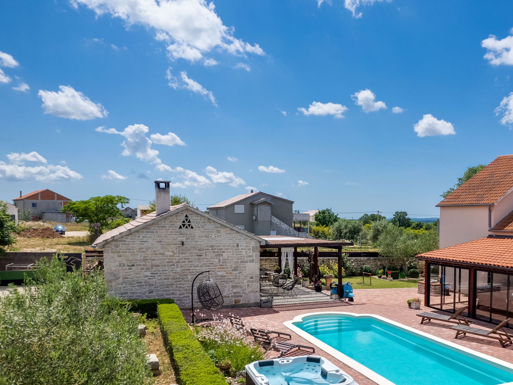 Kuća Zemunik Zadar: Stunning 4-Bedroom Family Villa with Private Pool and Hot Tub in Croatia