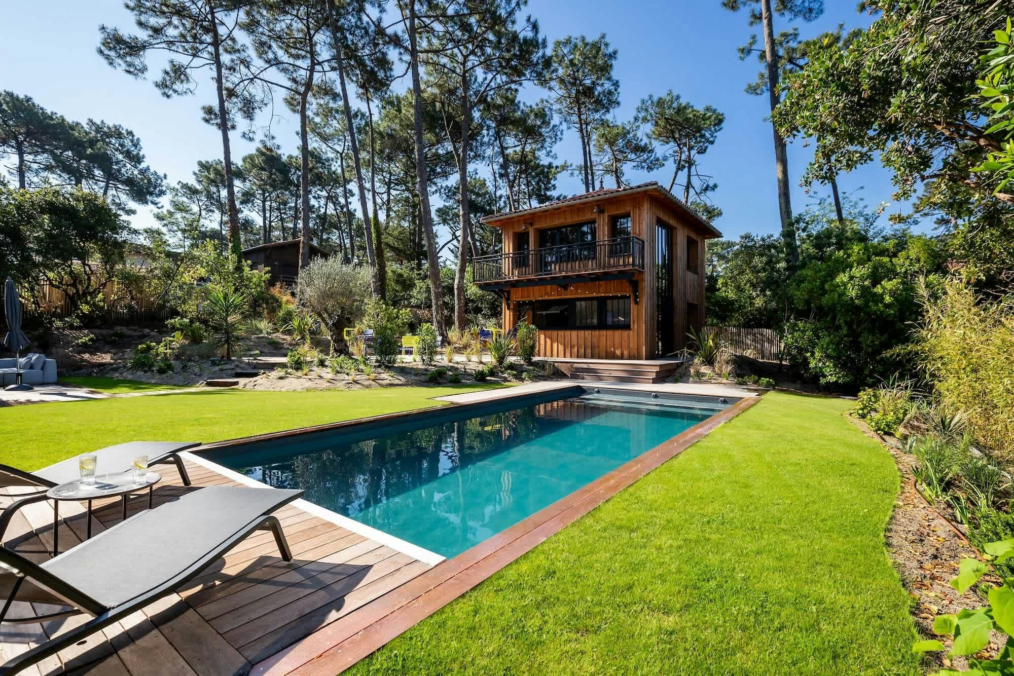 La Maison des Vignes: Stunning 7-Bedroom House with Swimming Pool, Gironde