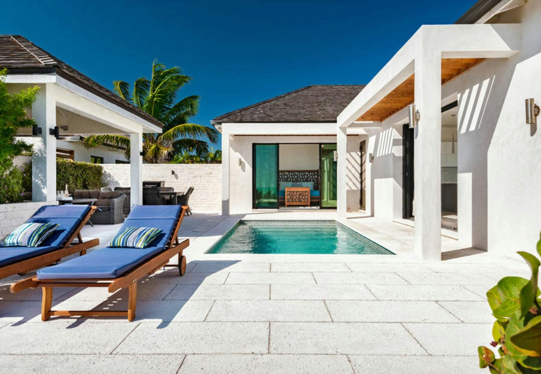 La Vista del Mare: Luxury 6-Bedroom Apartment with Beachfront Access, Turks and Caicos Islands