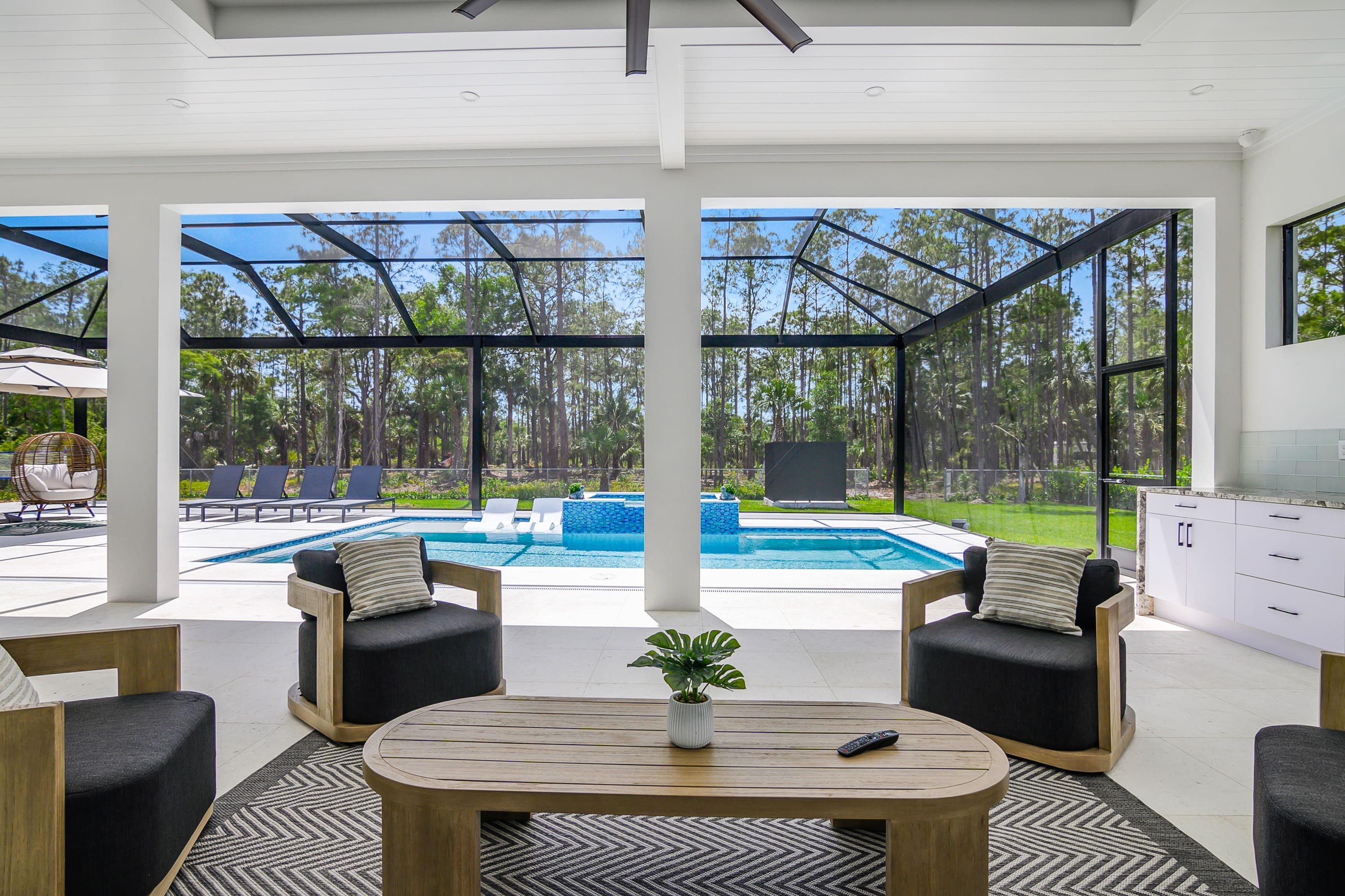 Lago Sereno Florida: Luxury 3-Bedroom Apartment with Hot Tub and Lake Views, Collier County