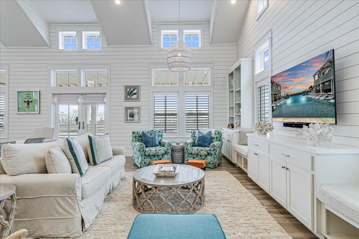 Lakefront Haven Villa: 5-Bedroom Luxury Villa Rental Austin with Lake Access and Swimming Pool